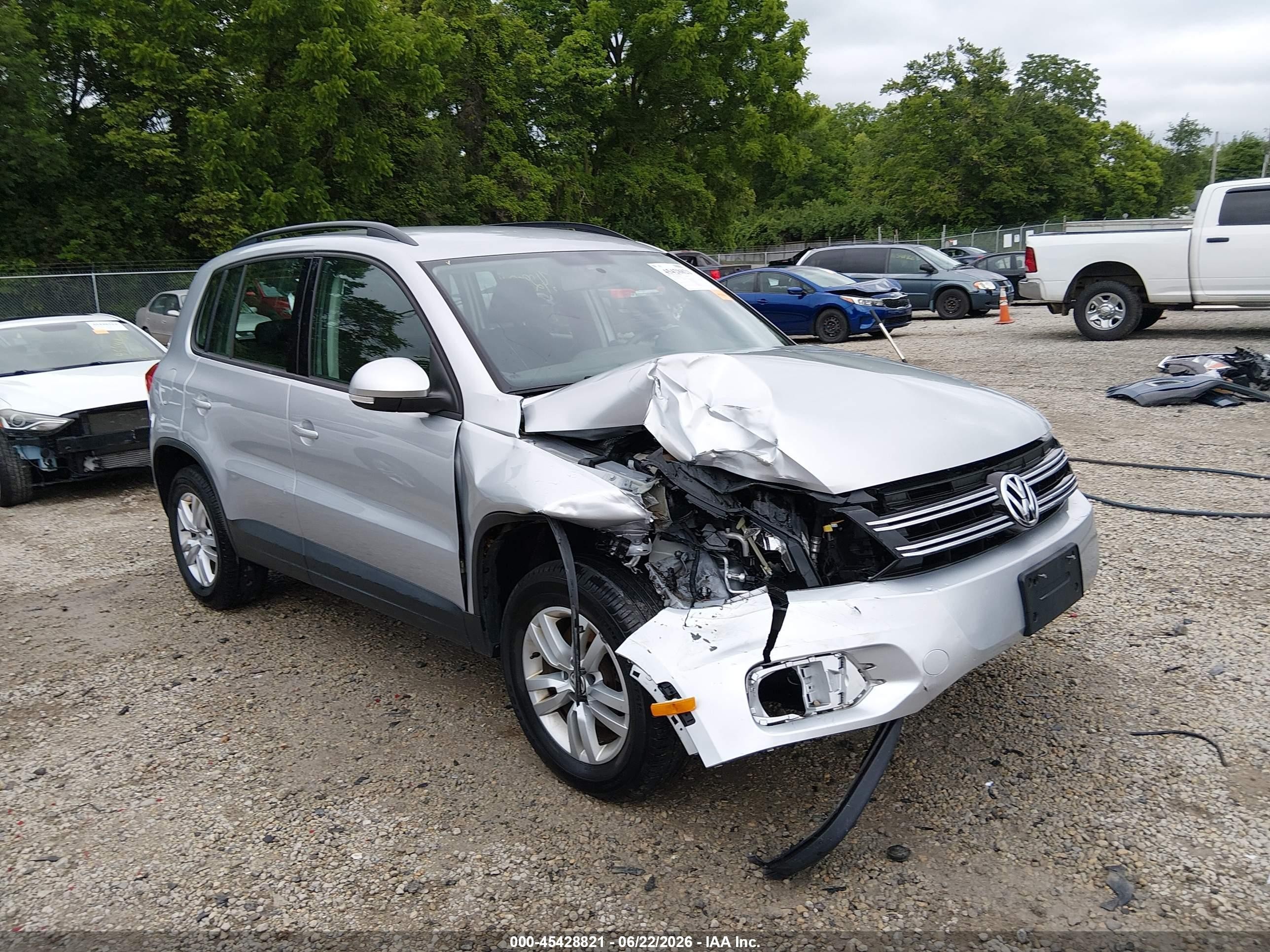2015 Volkswagen Tiguan S Серебряный vin: WVGAV7AX0FW597548