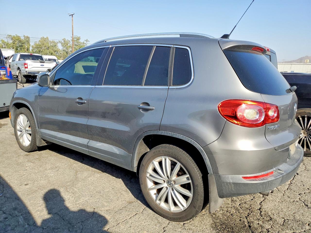 2011 Volkswagen Tiguan S Серый vin: WVGAV7AX1BW509259