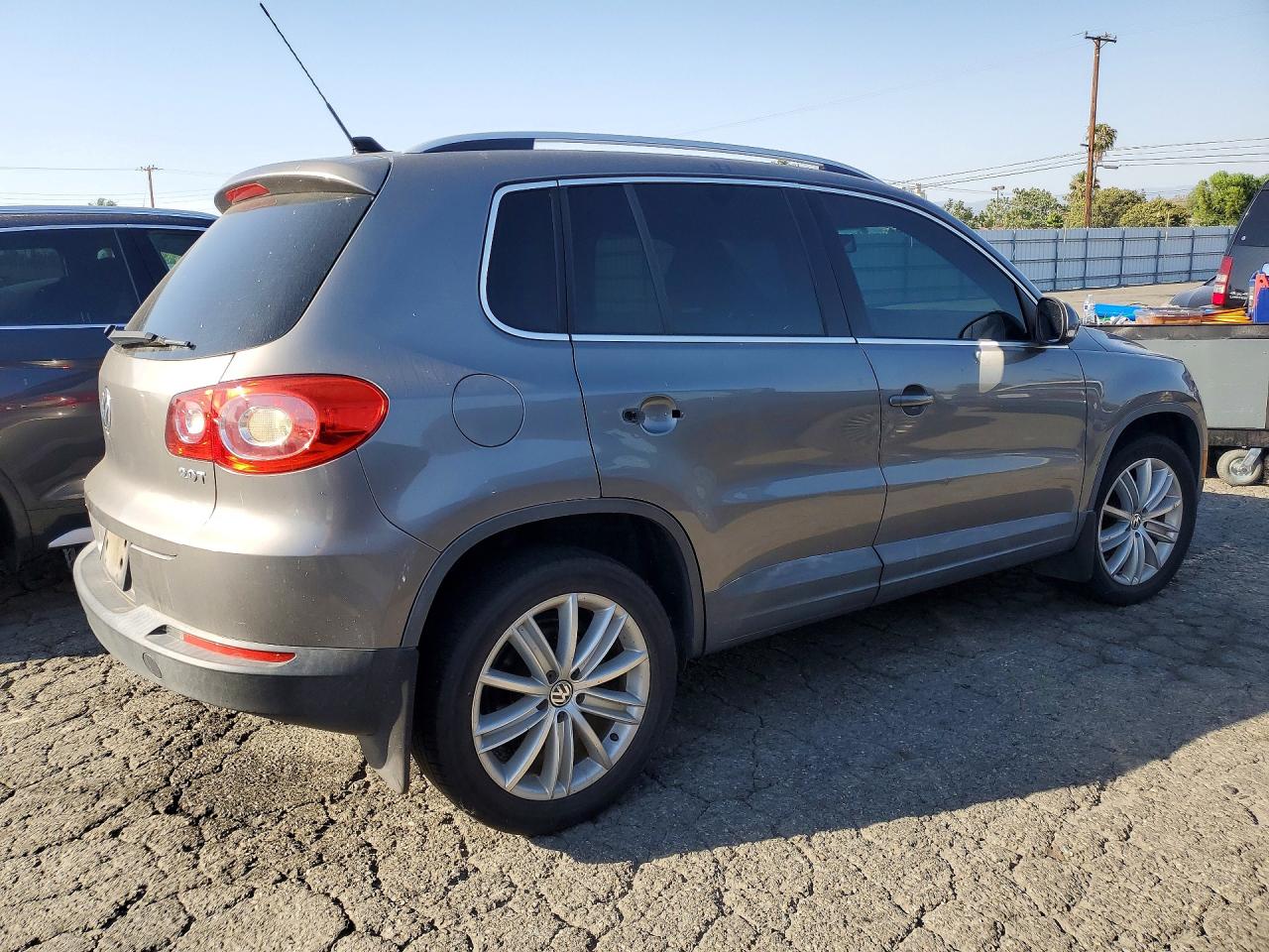 2011 Volkswagen Tiguan S Серый vin: WVGAV7AX1BW509259