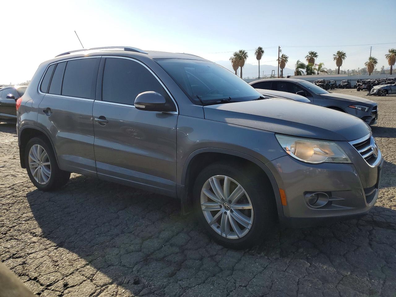 2011 Volkswagen Tiguan S Серый vin: WVGAV7AX1BW509259