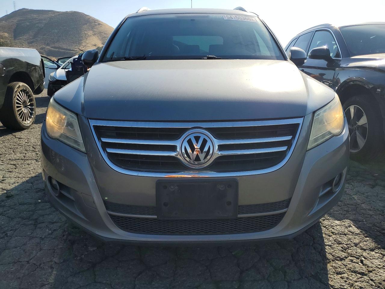 2011 Volkswagen Tiguan S Серый vin: WVGAV7AX1BW509259