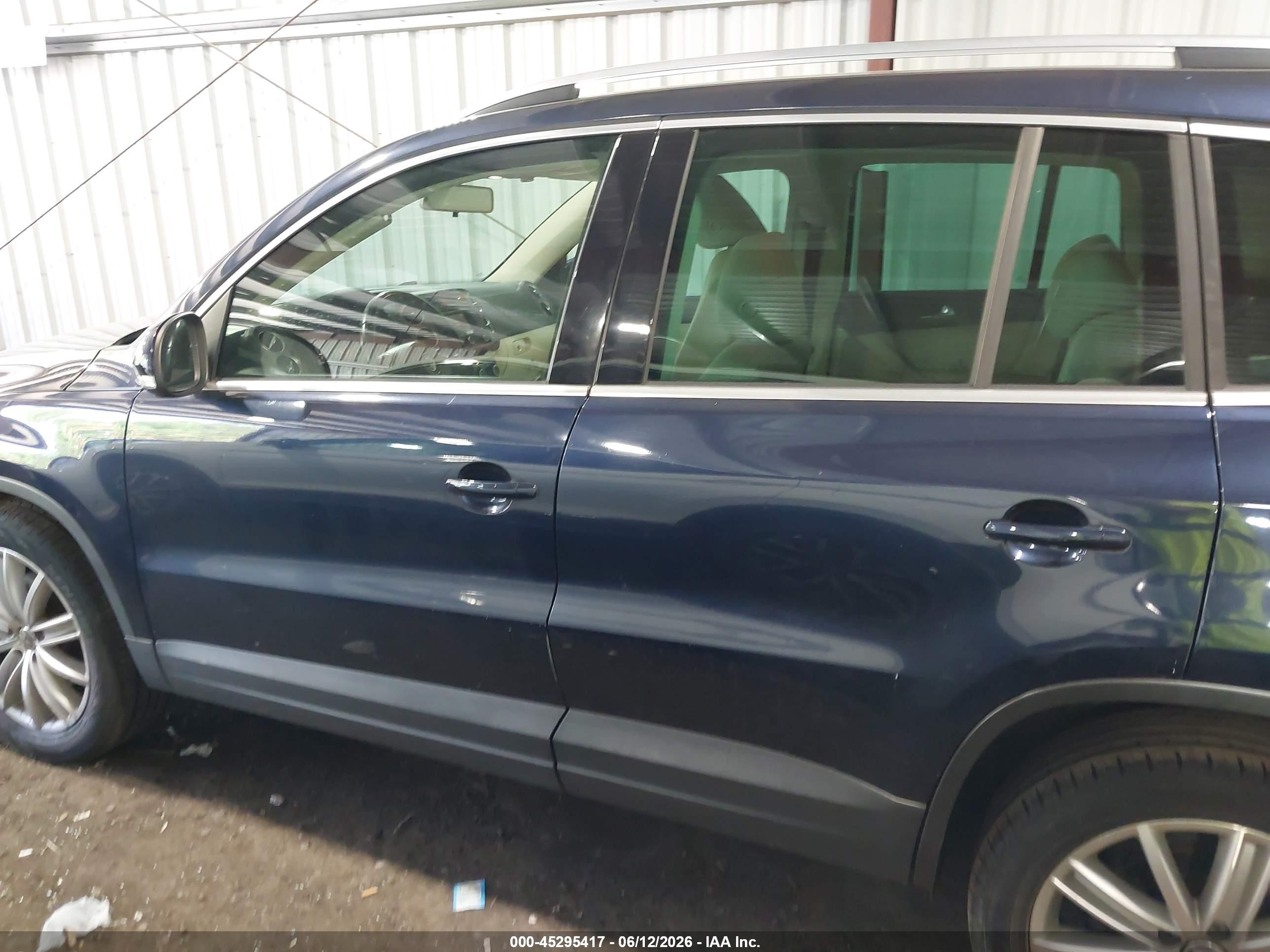 2011 Volkswagen Tiguan Se Blue vin: WVGAV7AX1BW528300