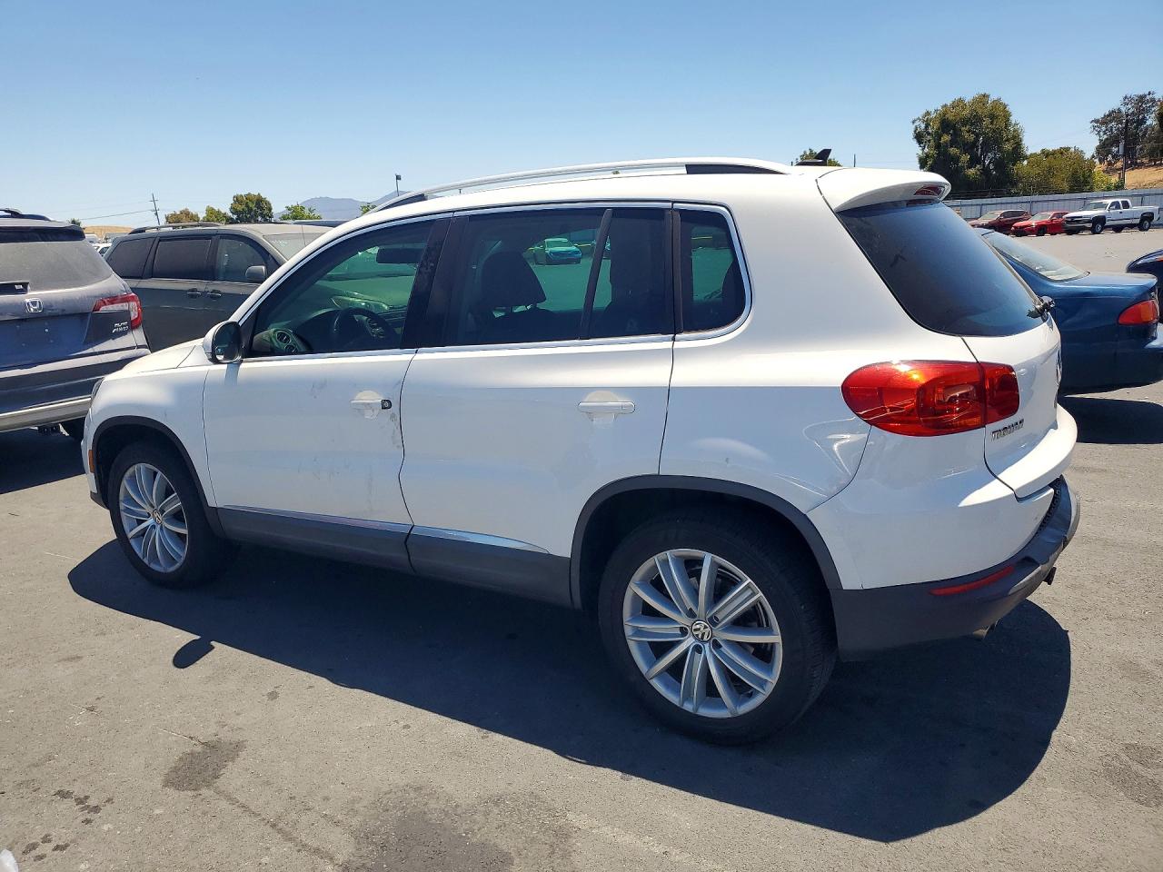 2012 Volkswagen Tiguan S White vin: WVGAV7AX1CW518397