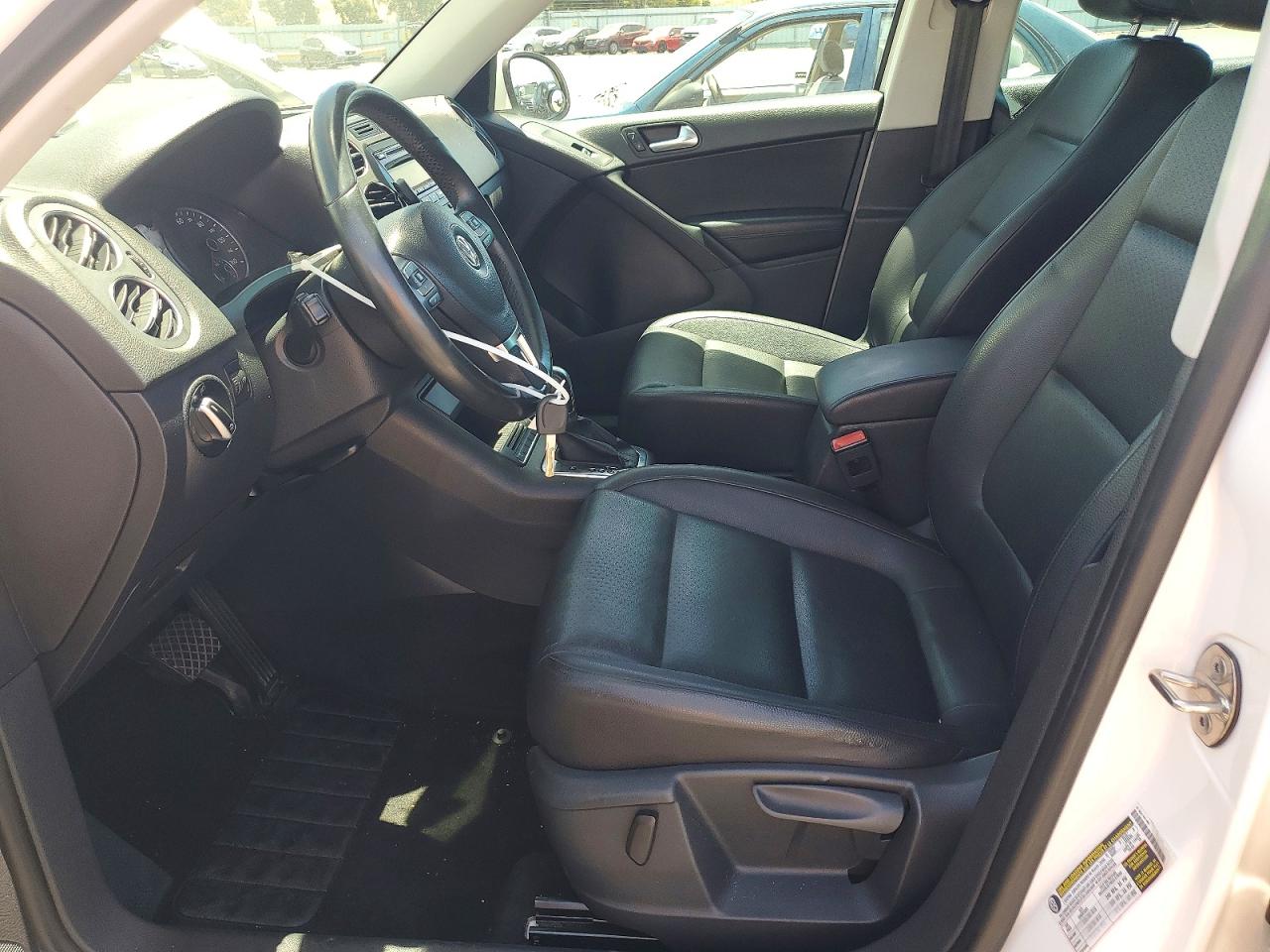 2012 Volkswagen Tiguan S White vin: WVGAV7AX1CW518397