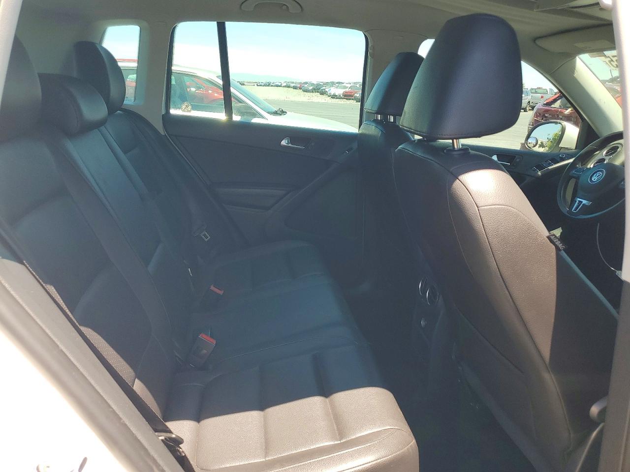 2012 Volkswagen Tiguan S White vin: WVGAV7AX1CW518397