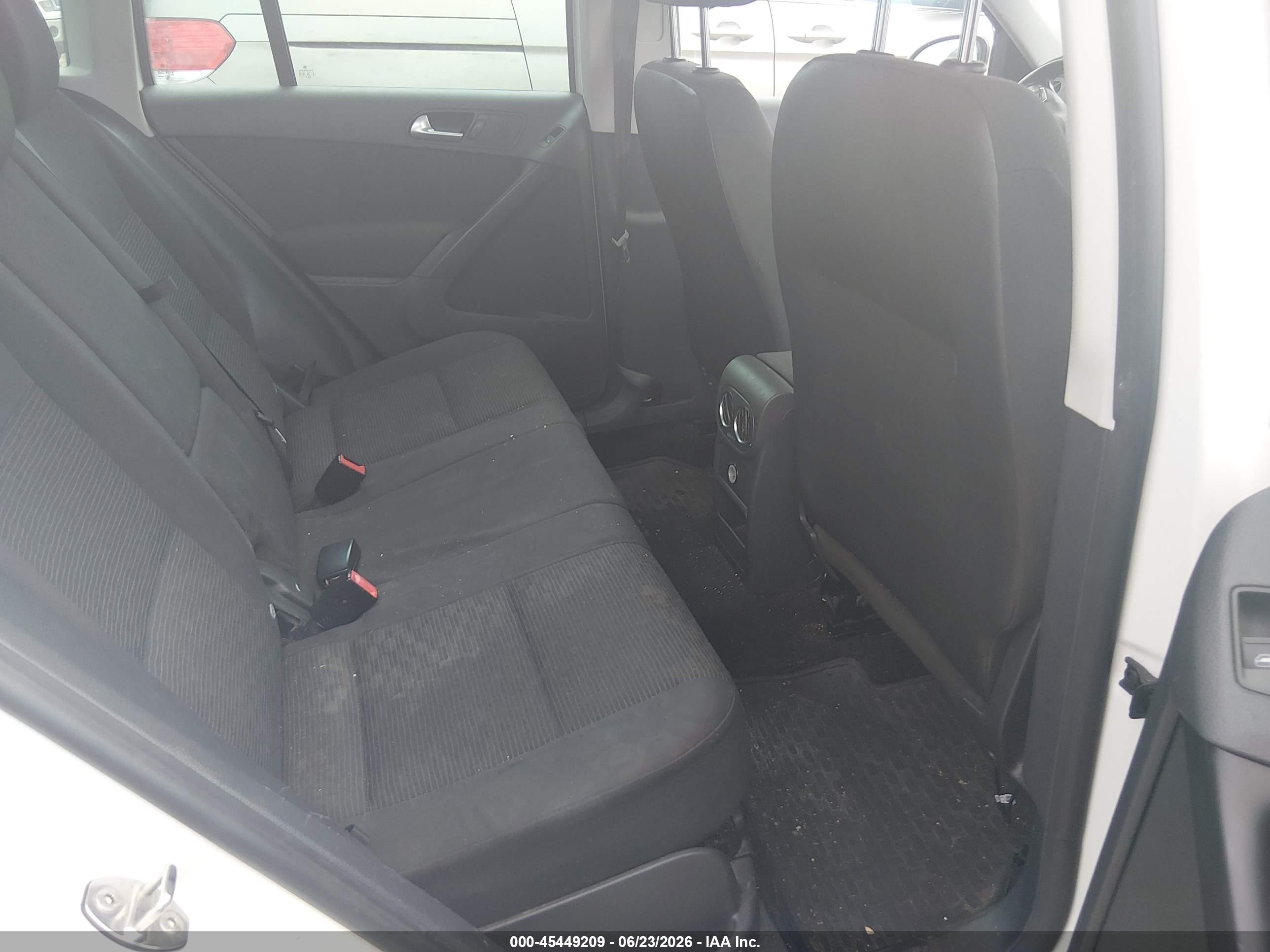 2013 Volkswagen Tiguan S White vin: WVGAV7AX1DW527604