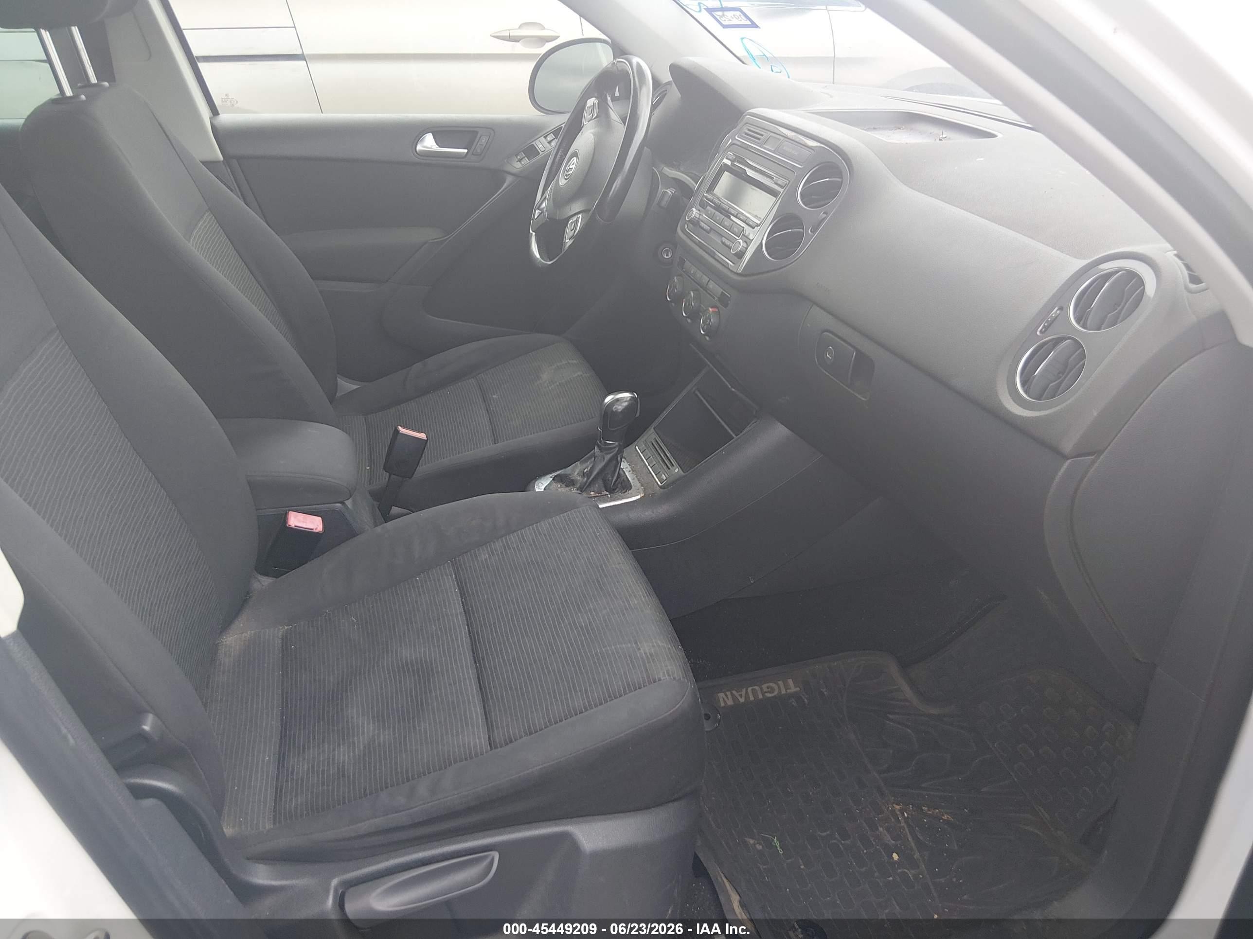 2013 Volkswagen Tiguan S White vin: WVGAV7AX1DW527604