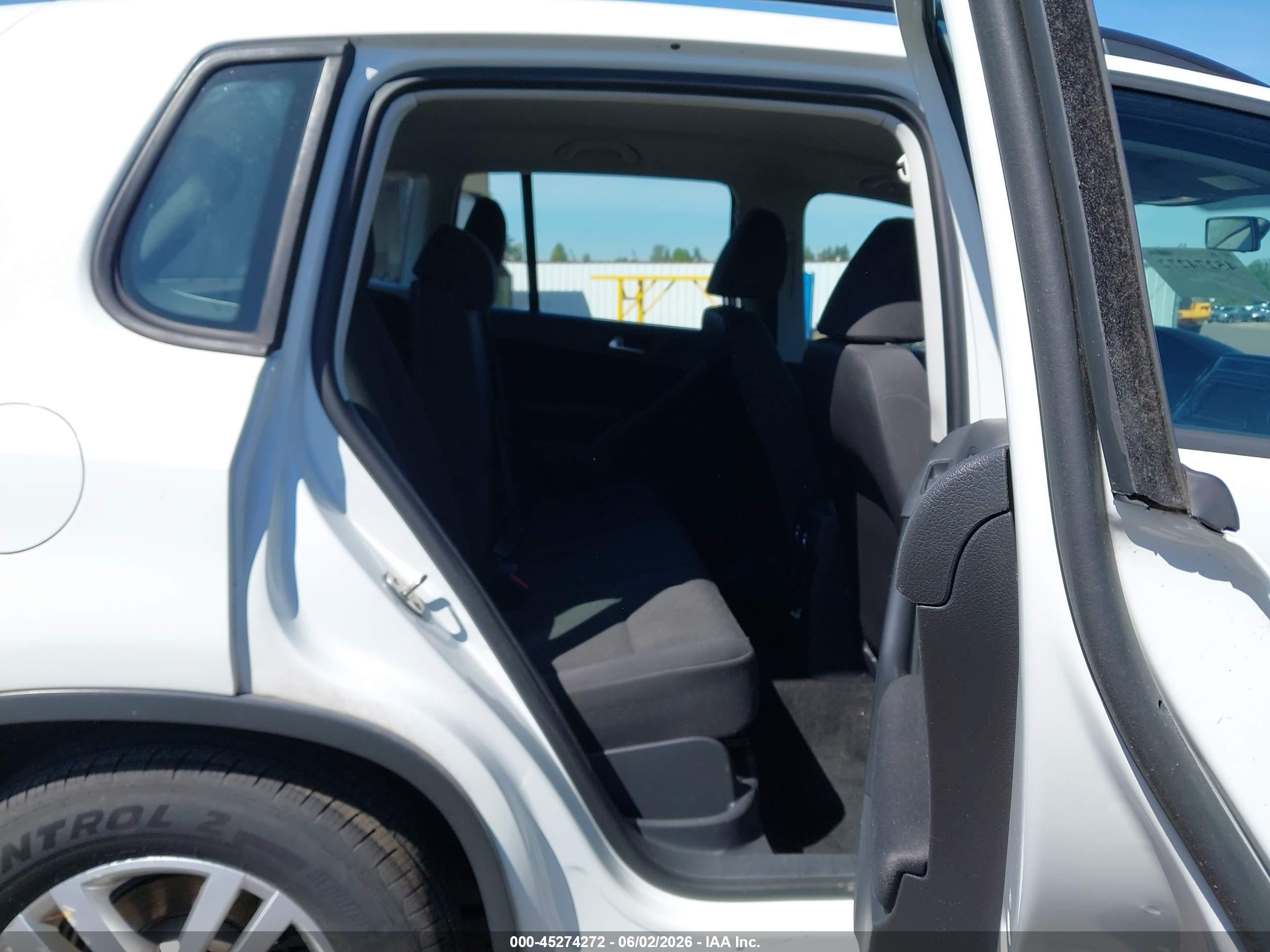 2015 Volkswagen Tiguan S White vin: WVGAV7AX1FW541473