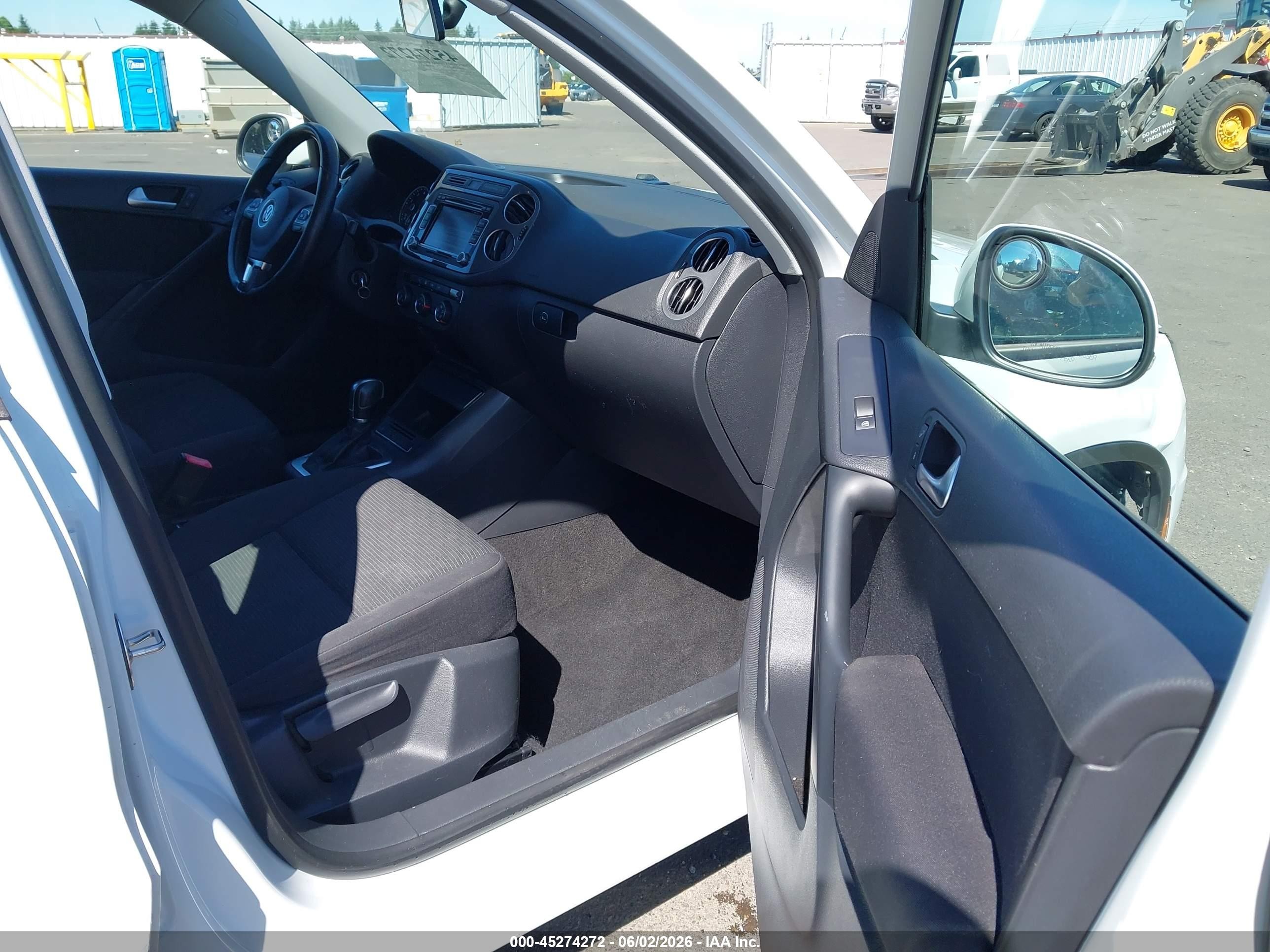 2015 Volkswagen Tiguan S White vin: WVGAV7AX1FW541473
