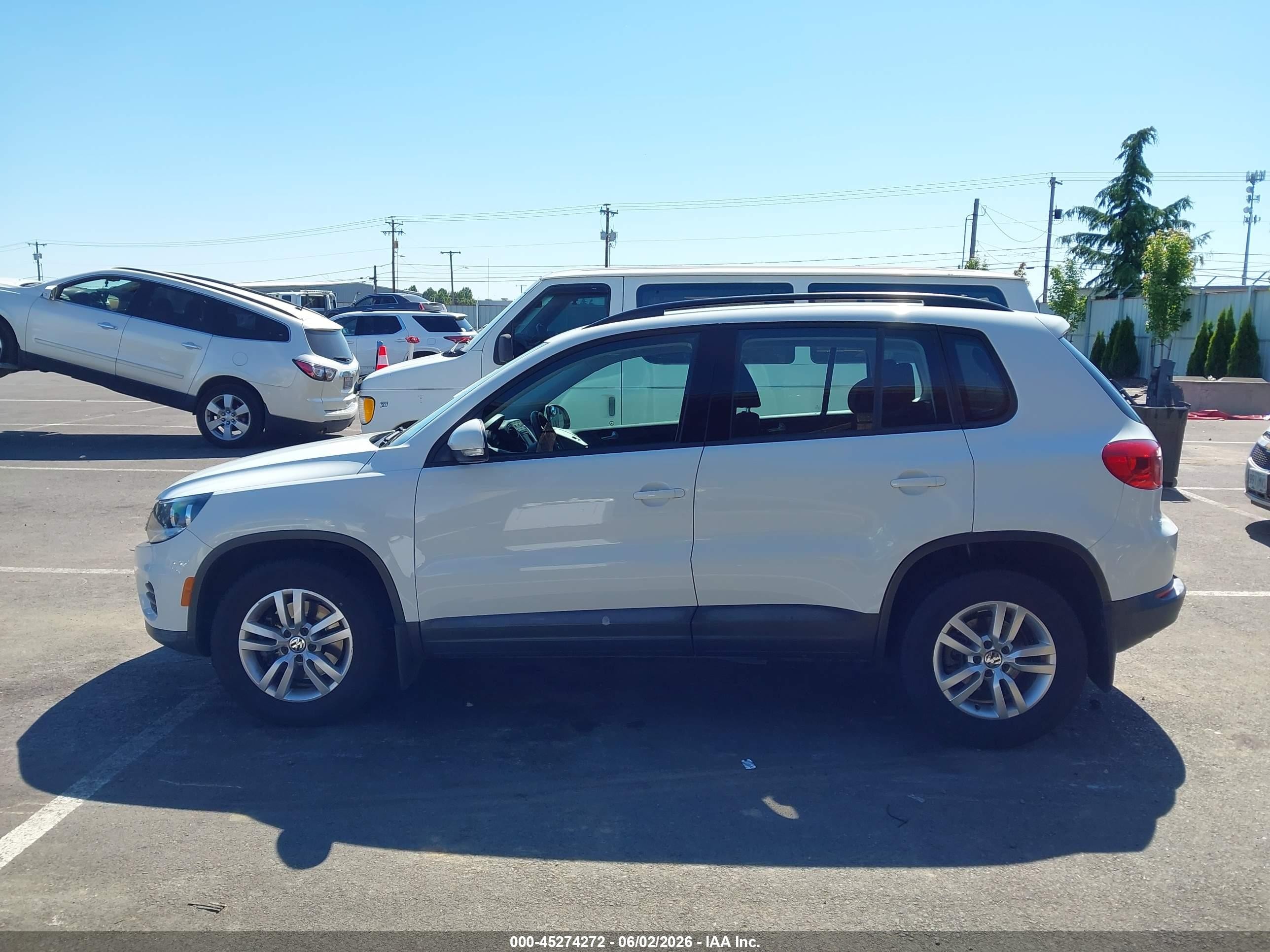 2015 Volkswagen Tiguan S White vin: WVGAV7AX1FW541473