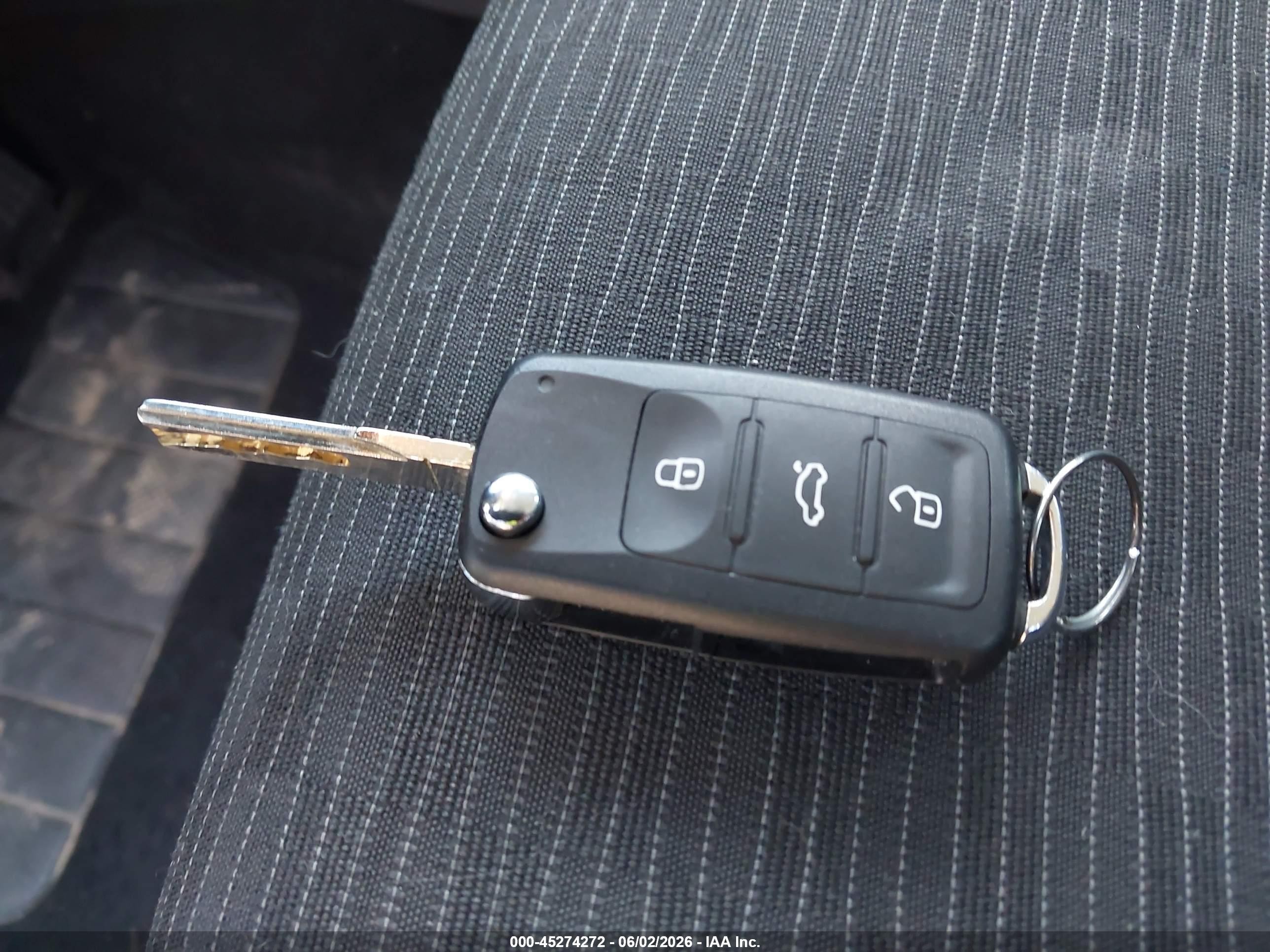 2015 Volkswagen Tiguan S White vin: WVGAV7AX1FW541473