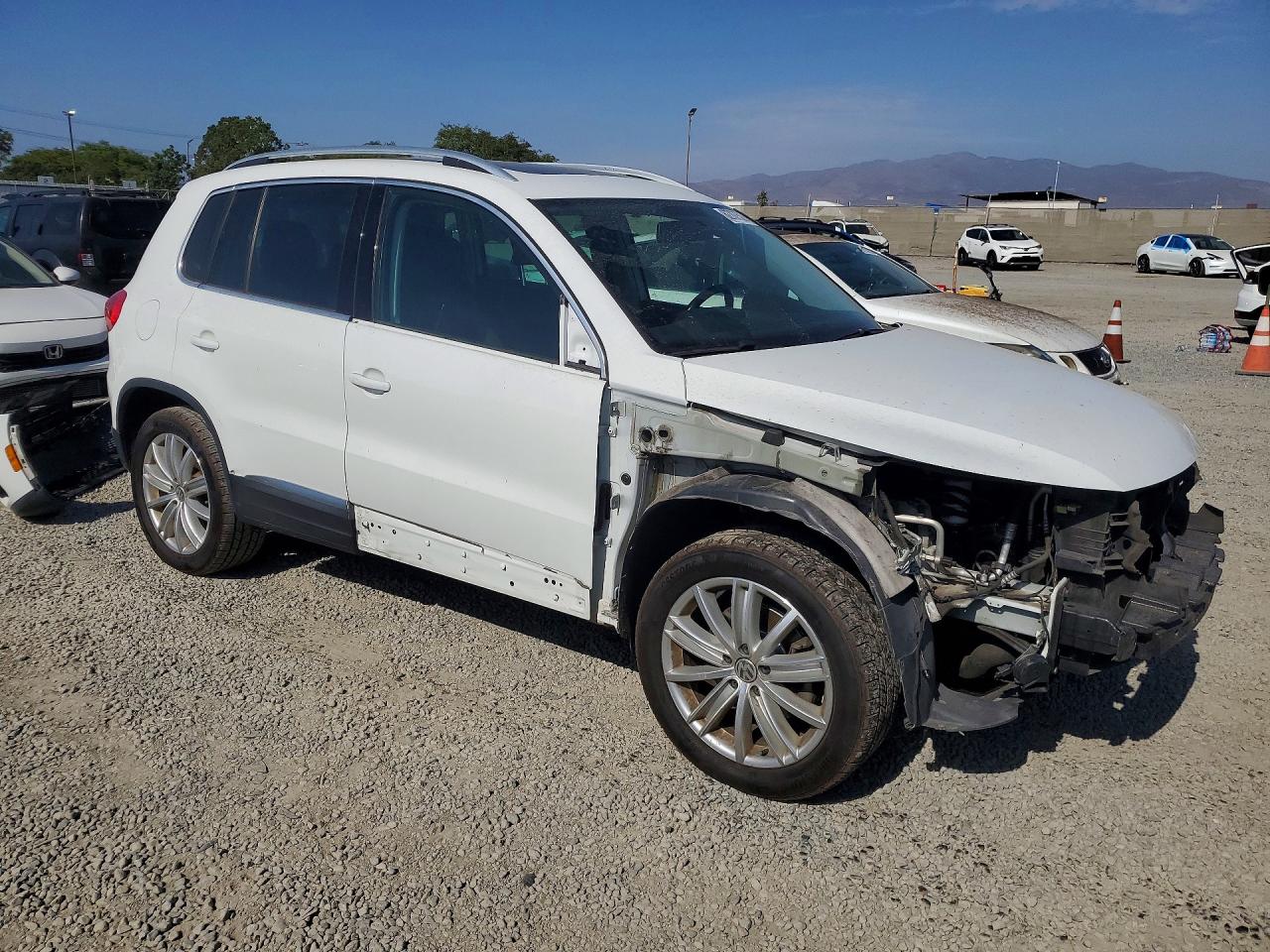 2015 Volkswagen Tiguan S White vin: WVGAV7AX1FW596845