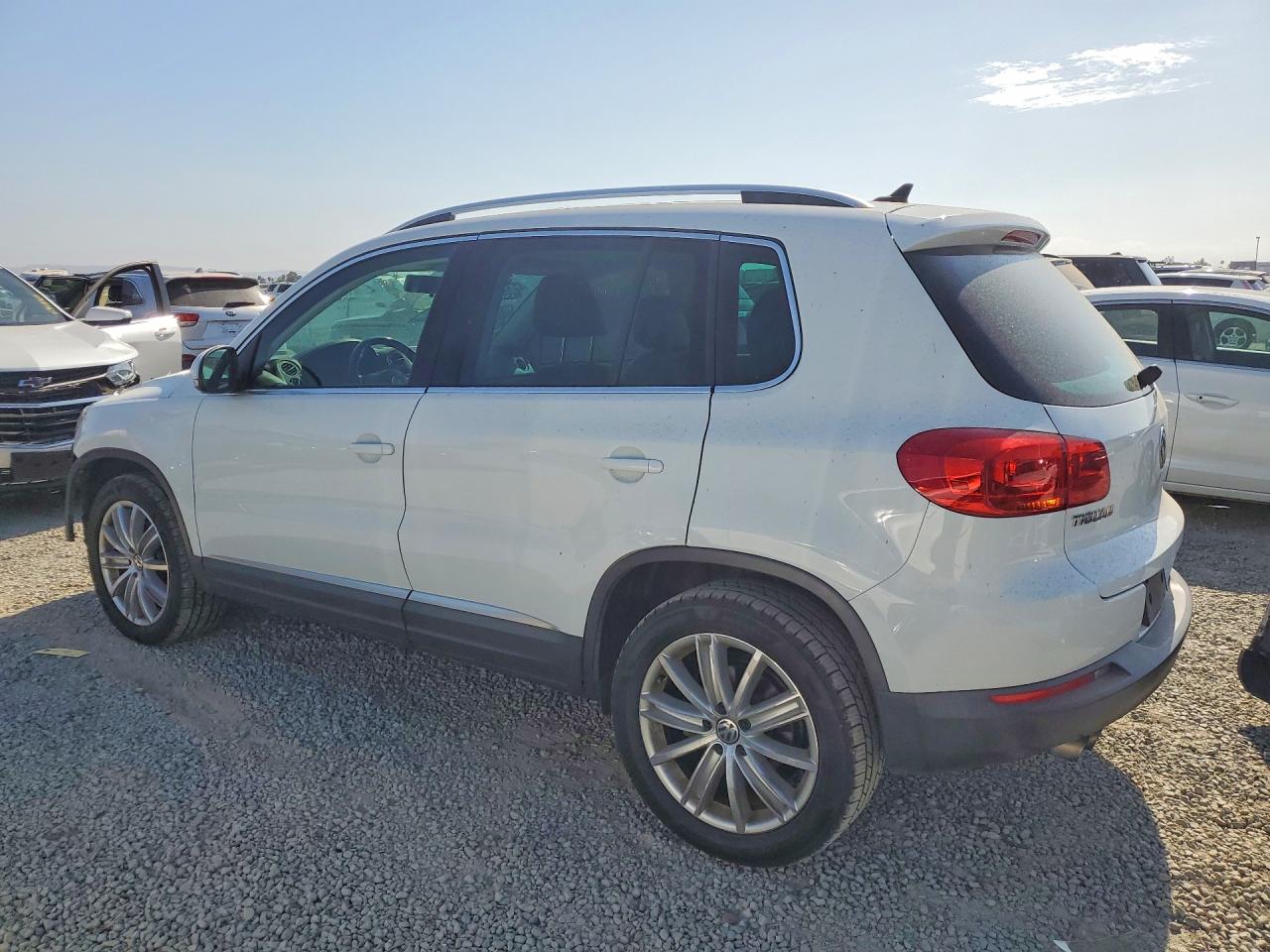2015 Volkswagen Tiguan S White vin: WVGAV7AX1FW596845