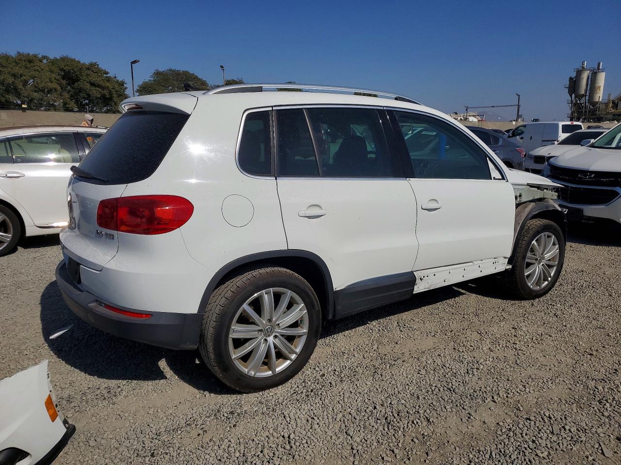 2015 Volkswagen Tiguan S White vin: WVGAV7AX1FW596845