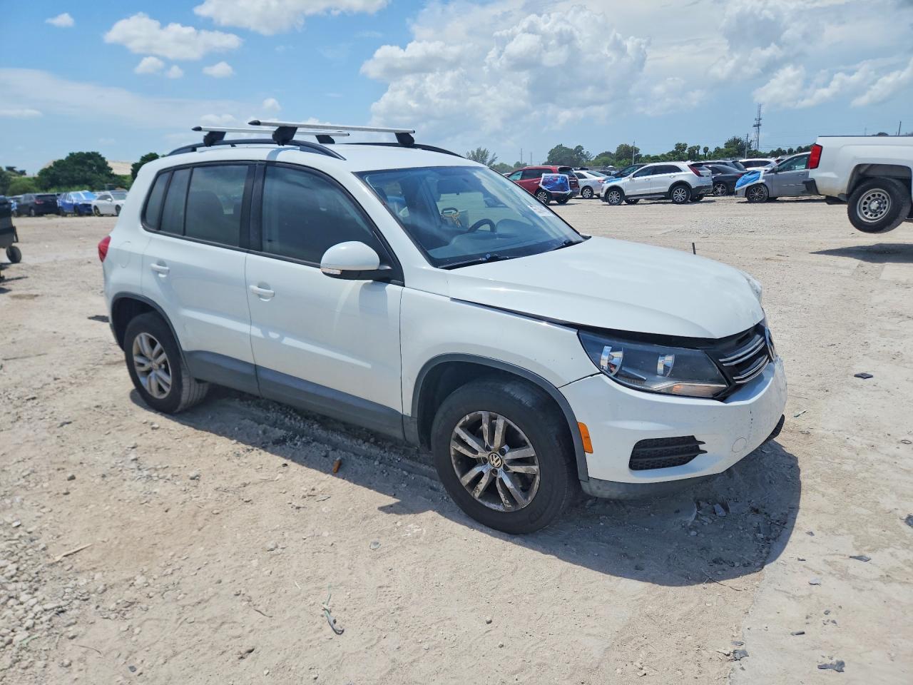 2015 Volkswagen Tiguan S White vin: WVGAV7AX1FW614549
