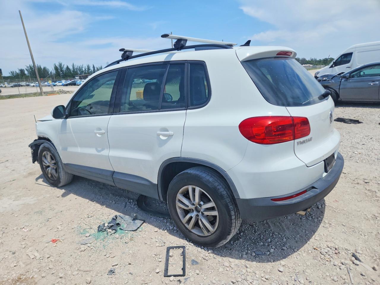2015 Volkswagen Tiguan S White vin: WVGAV7AX1FW614549