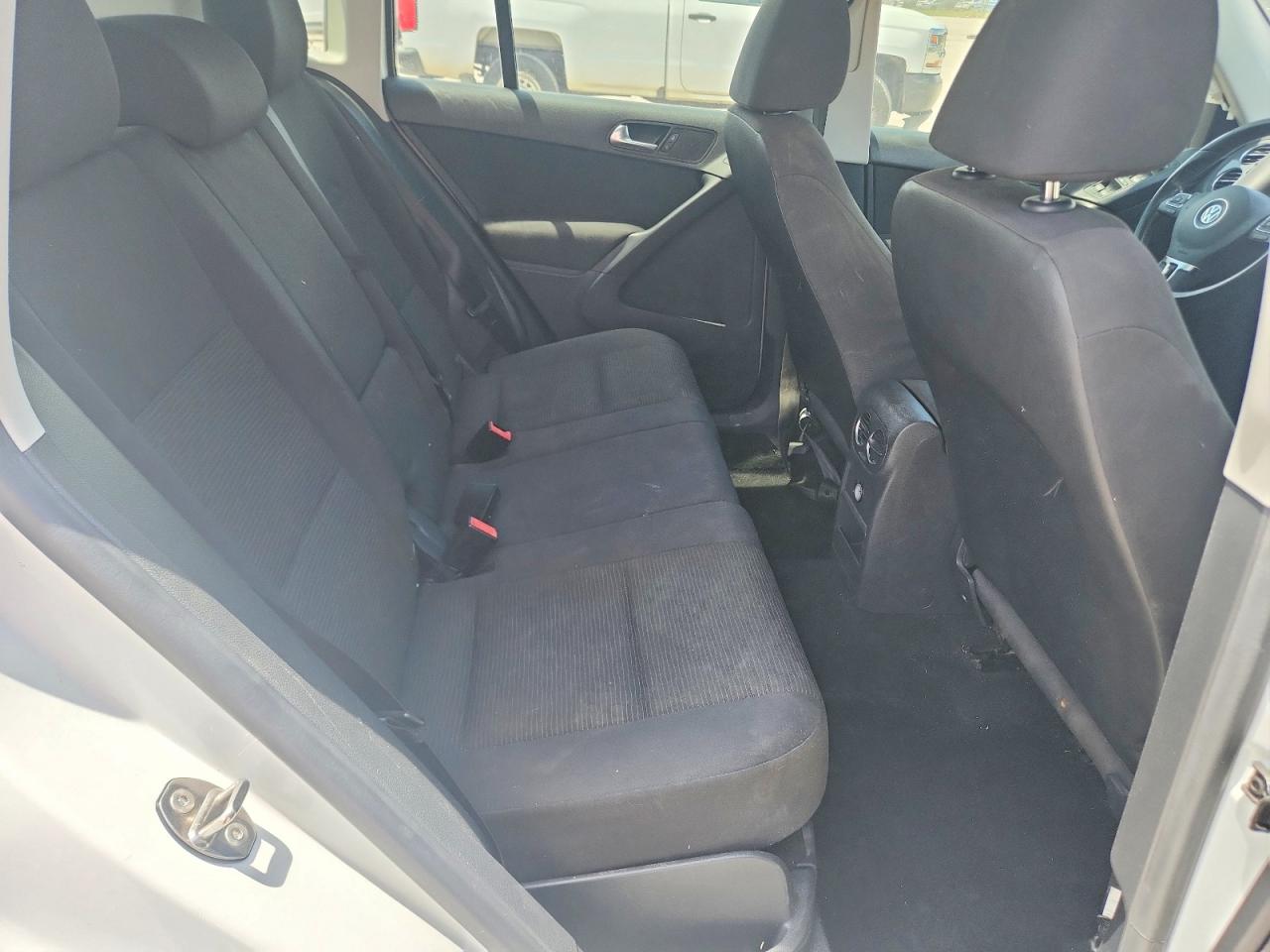 2015 Volkswagen Tiguan S White vin: WVGAV7AX1FW614549
