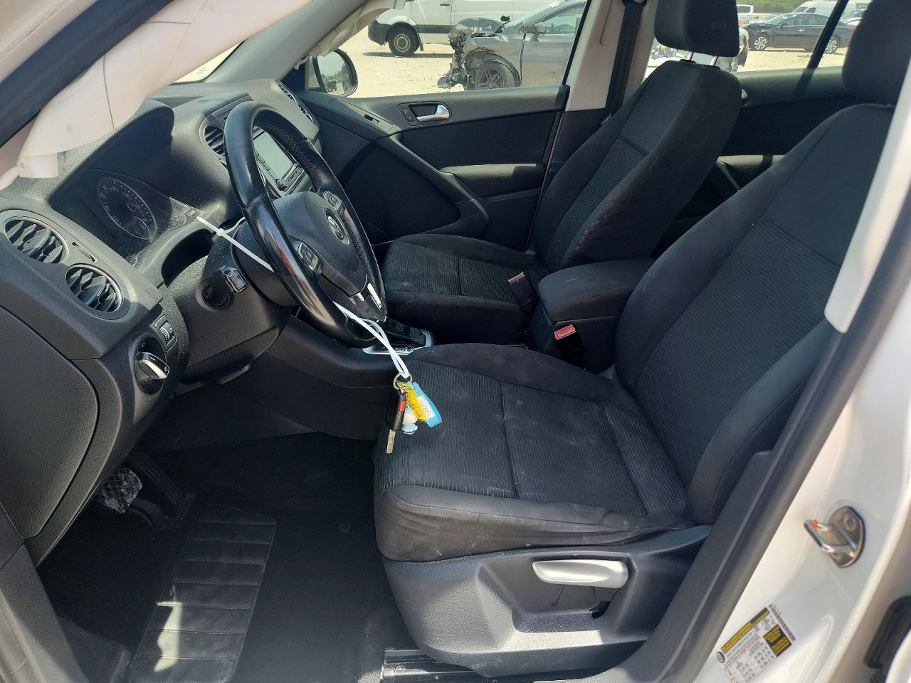2015 Volkswagen Tiguan S White vin: WVGAV7AX1FW614549