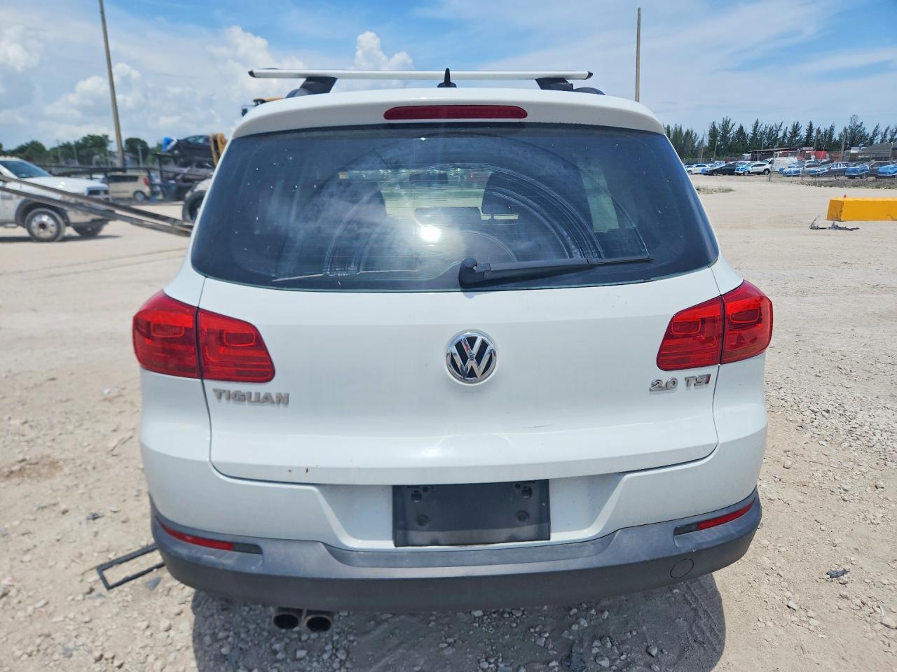 2015 Volkswagen Tiguan S White vin: WVGAV7AX1FW614549