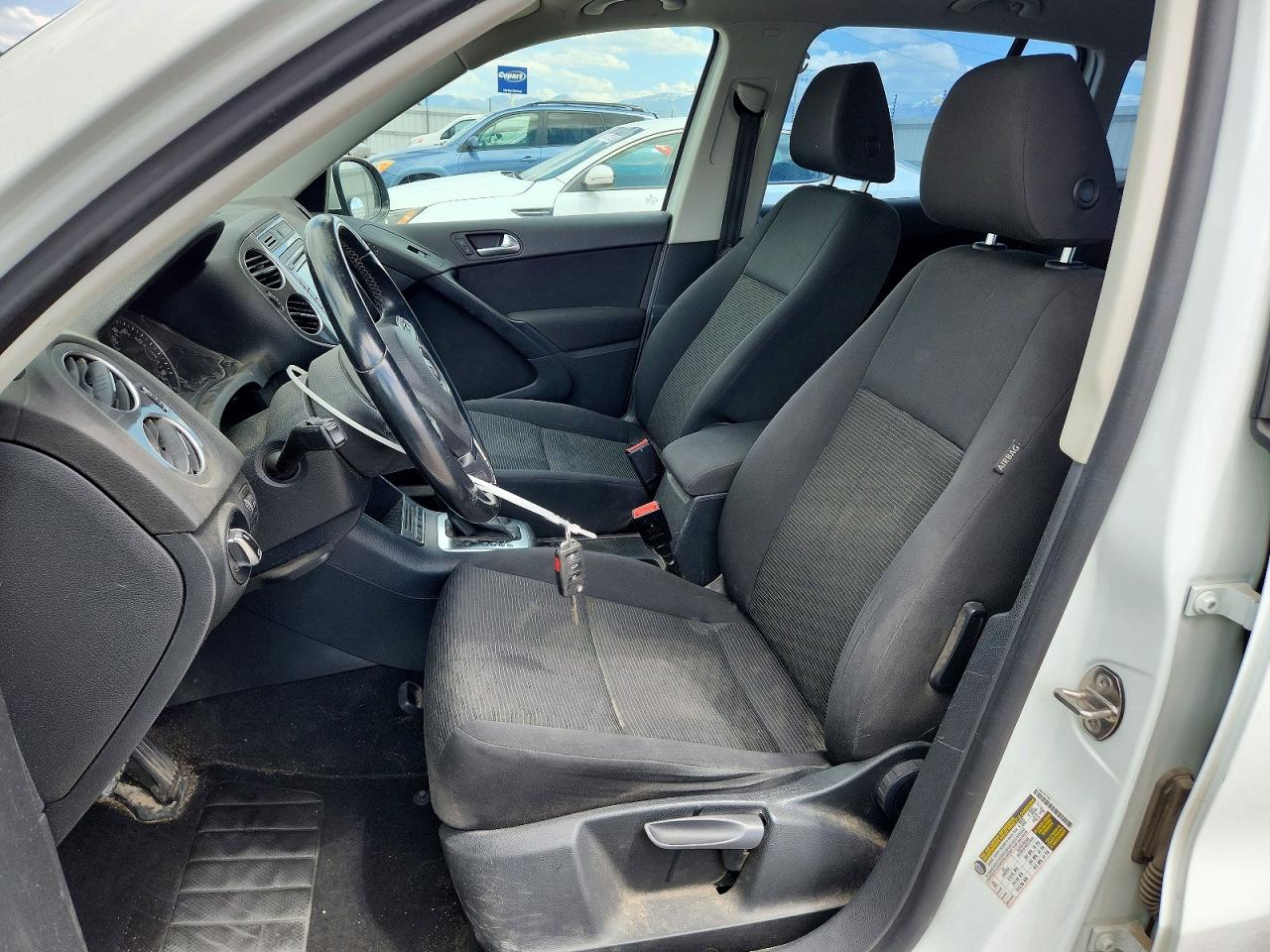 2015 Volkswagen Tiguan S White vin: WVGAV7AX1FW615605