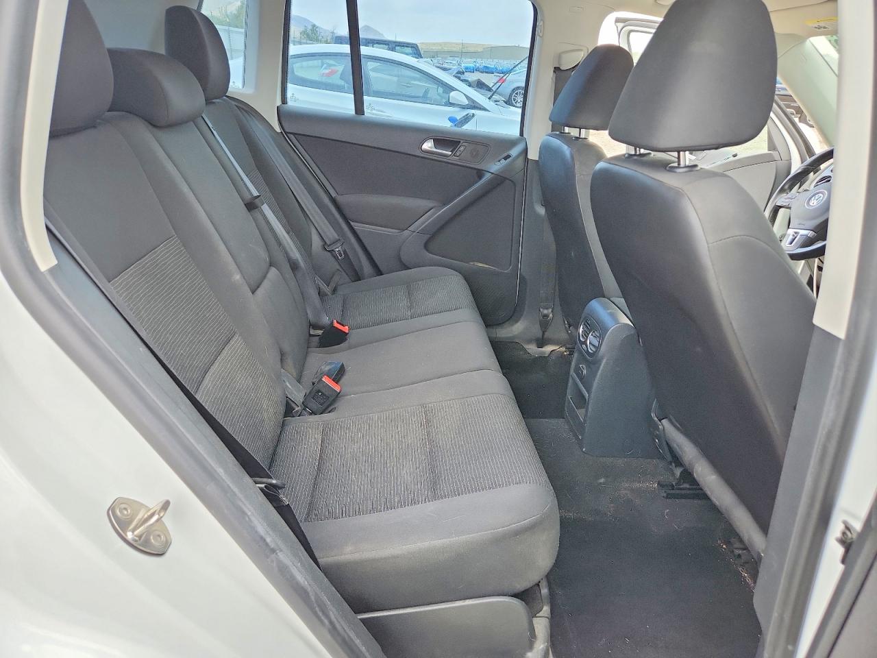 2015 Volkswagen Tiguan S White vin: WVGAV7AX1FW615605