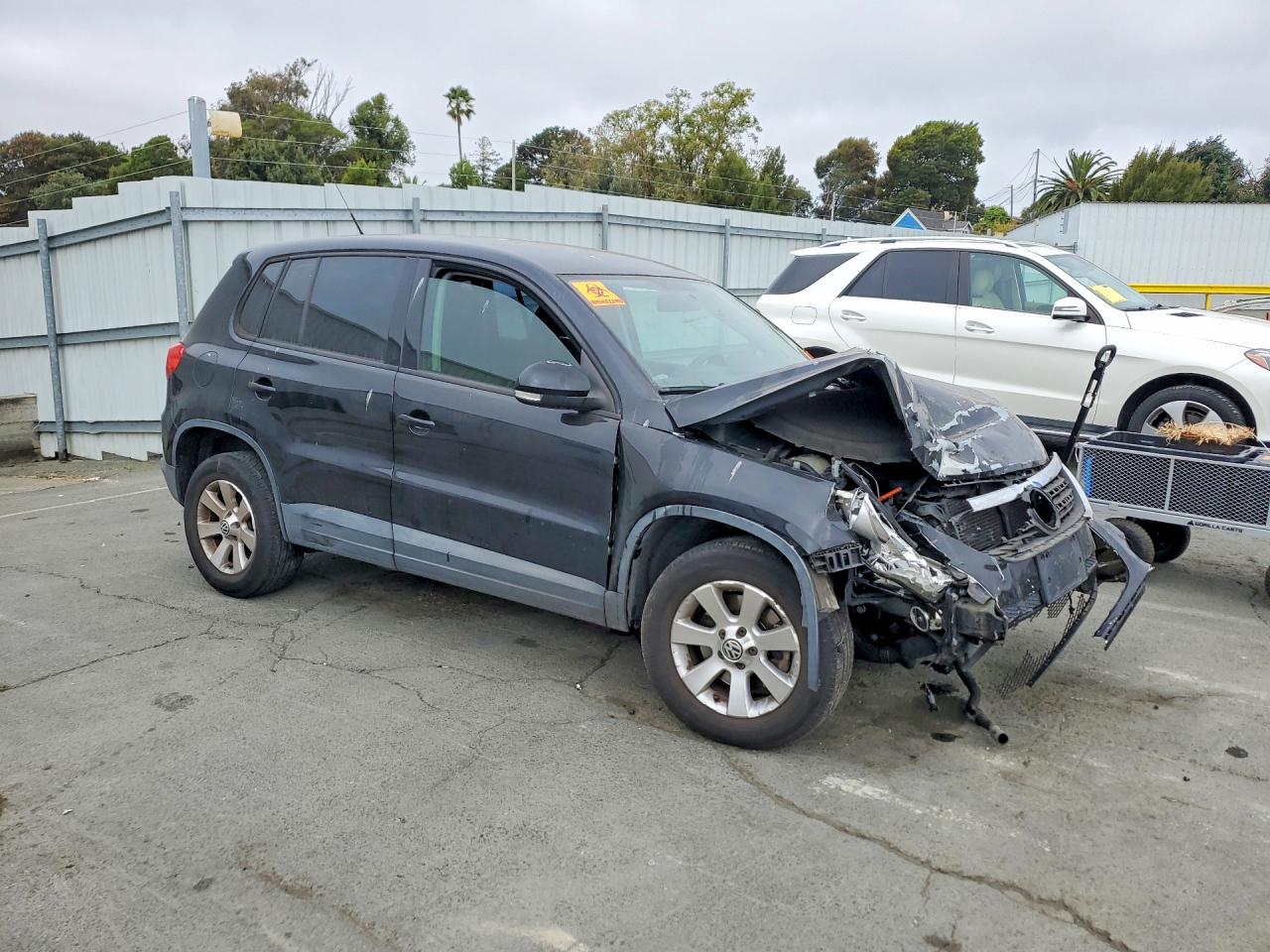 2010 Volkswagen Tiguan S Черный vin: WVGAV7AX2AW515117
