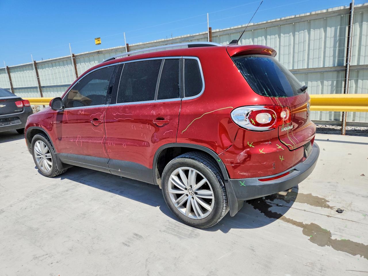 2011 Volkswagen Tiguan S Темно-бордовый vin: WVGAV7AX2BW000250