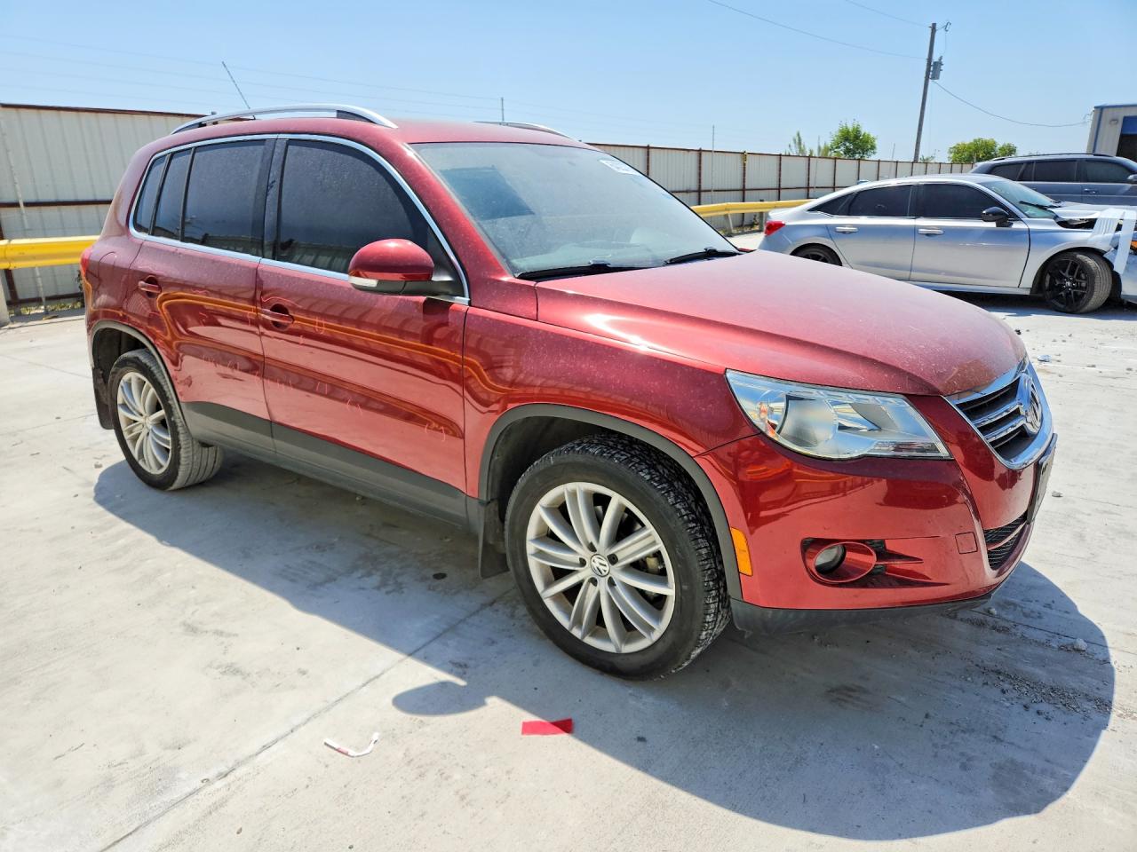 2011 Volkswagen Tiguan S Темно-бордовый vin: WVGAV7AX2BW000250