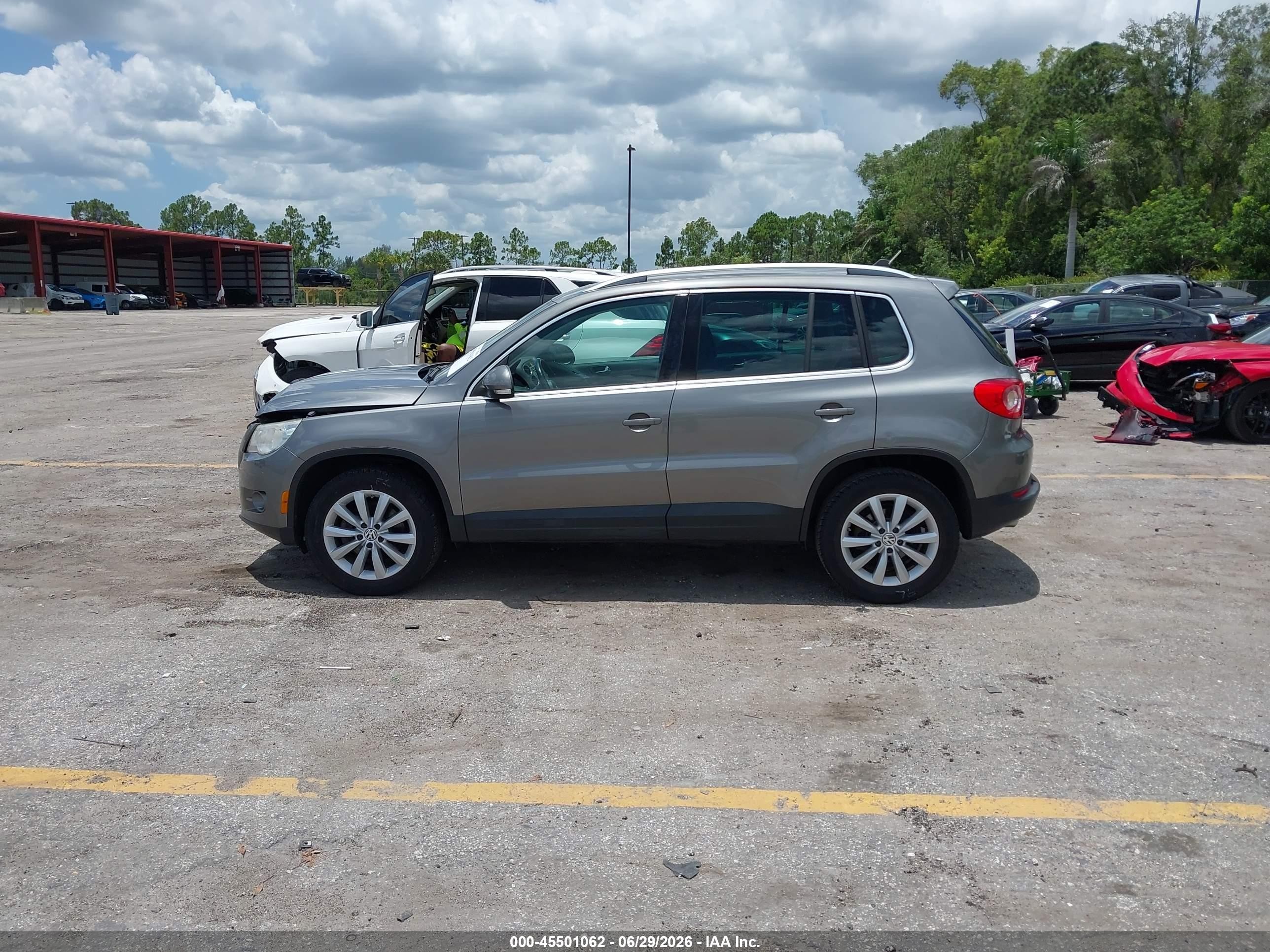 2011 Volkswagen Tiguan Se Серый vin: WVGAV7AX2BW505463