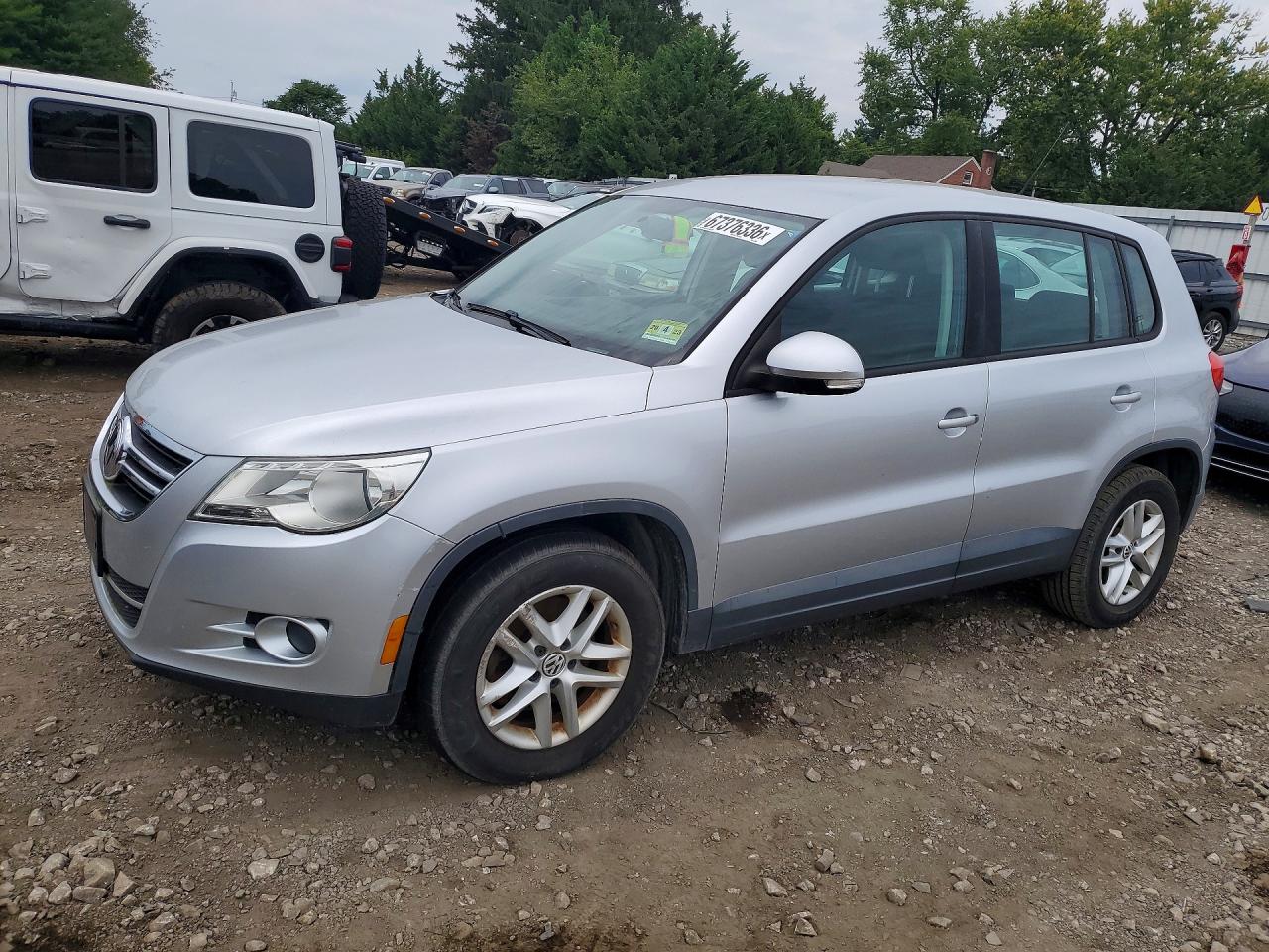 2011 Volkswagen Tiguan S Silver vin: WVGAV7AX2BW521503