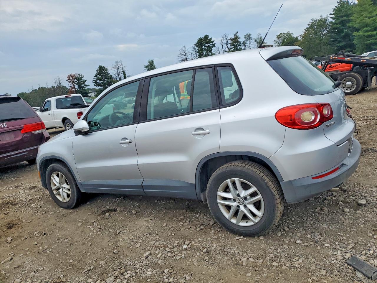 2011 Volkswagen Tiguan S Silver vin: WVGAV7AX2BW521503