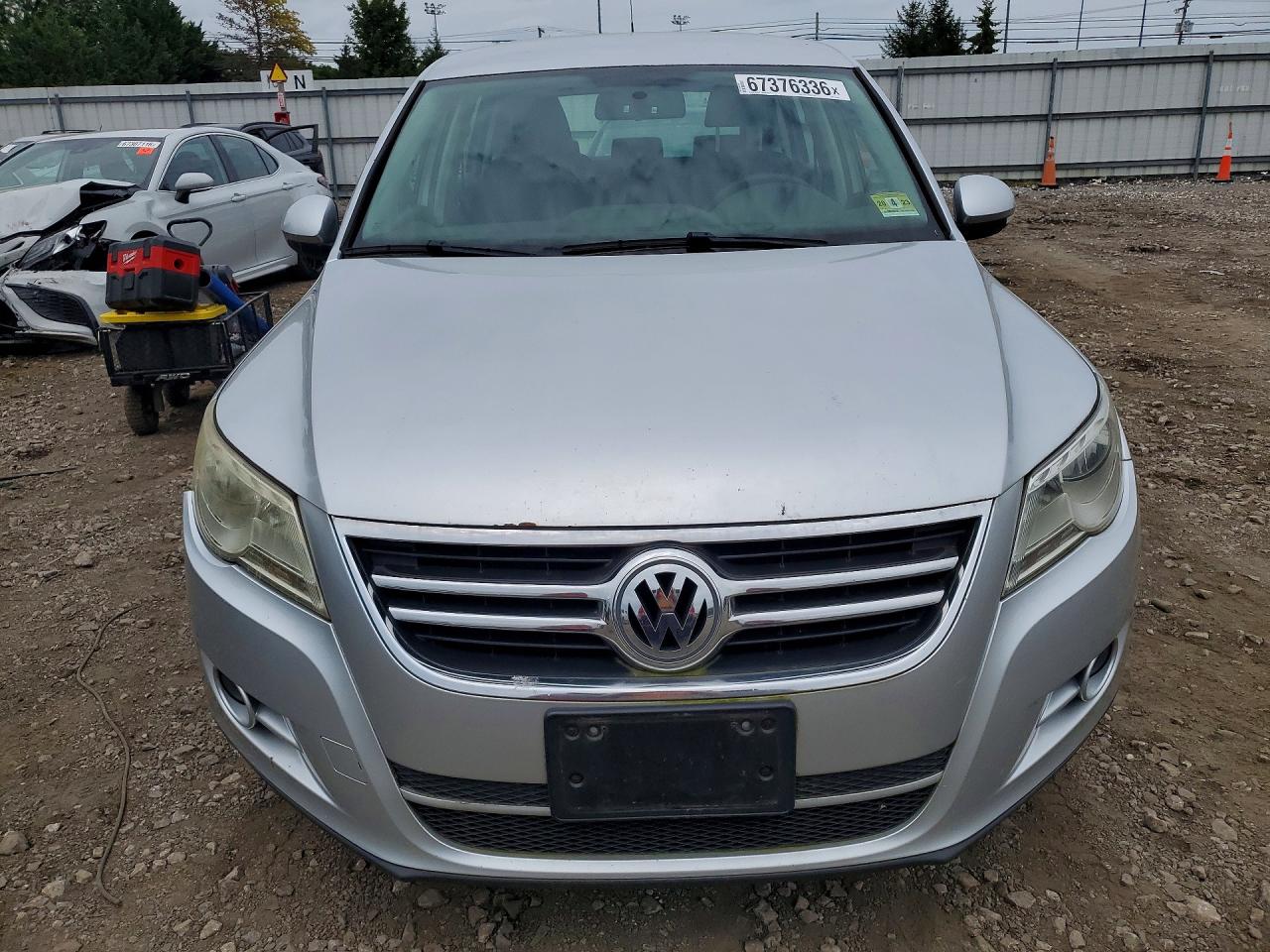 2011 Volkswagen Tiguan S Silver vin: WVGAV7AX2BW521503