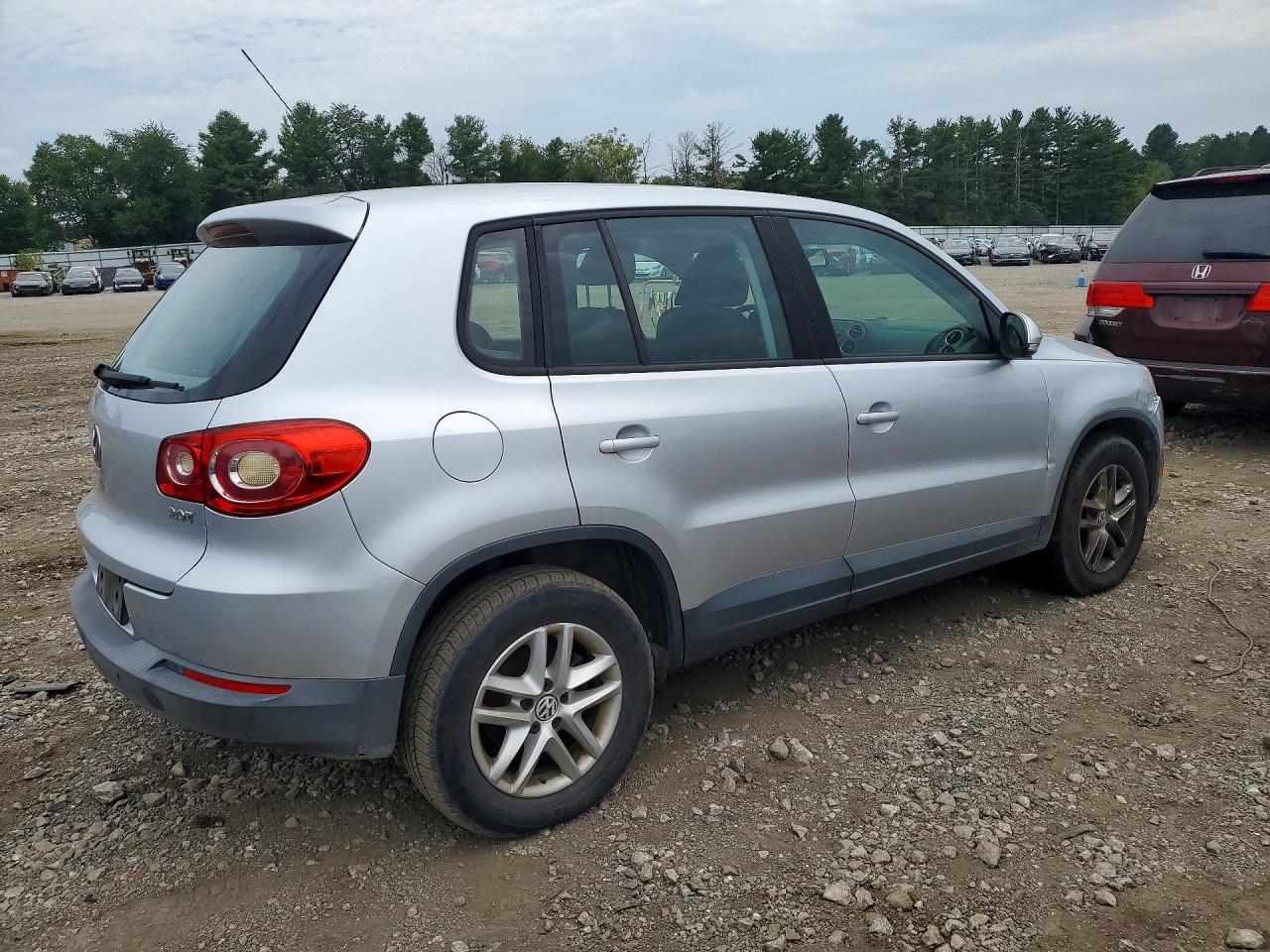 2011 Volkswagen Tiguan S Silver vin: WVGAV7AX2BW521503