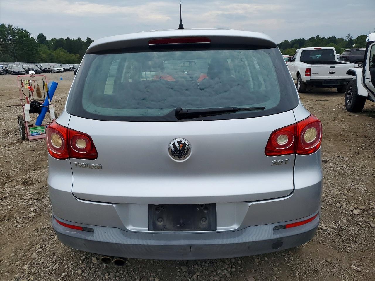 2011 Volkswagen Tiguan S Silver vin: WVGAV7AX2BW521503