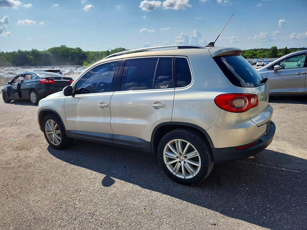 2011 Volkswagen Tiguan S Silver vin: WVGAV7AX2BW547129