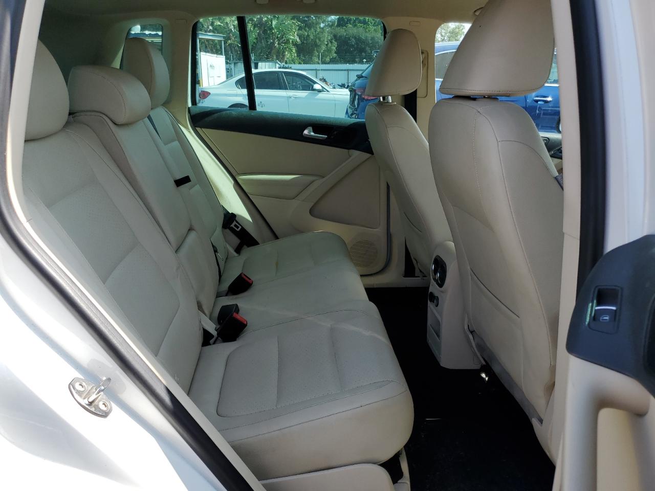 2012 Volkswagen Tiguan S White vin: WVGAV7AX2CW514505
