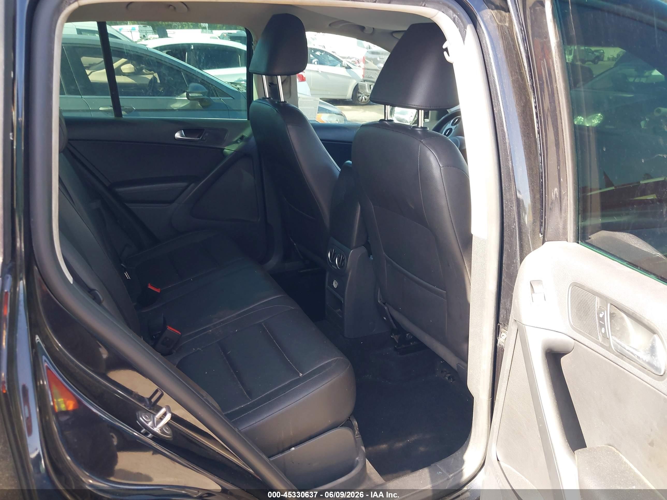 2012 Volkswagen Tiguan Le Black vin: WVGAV7AX2CW577622
