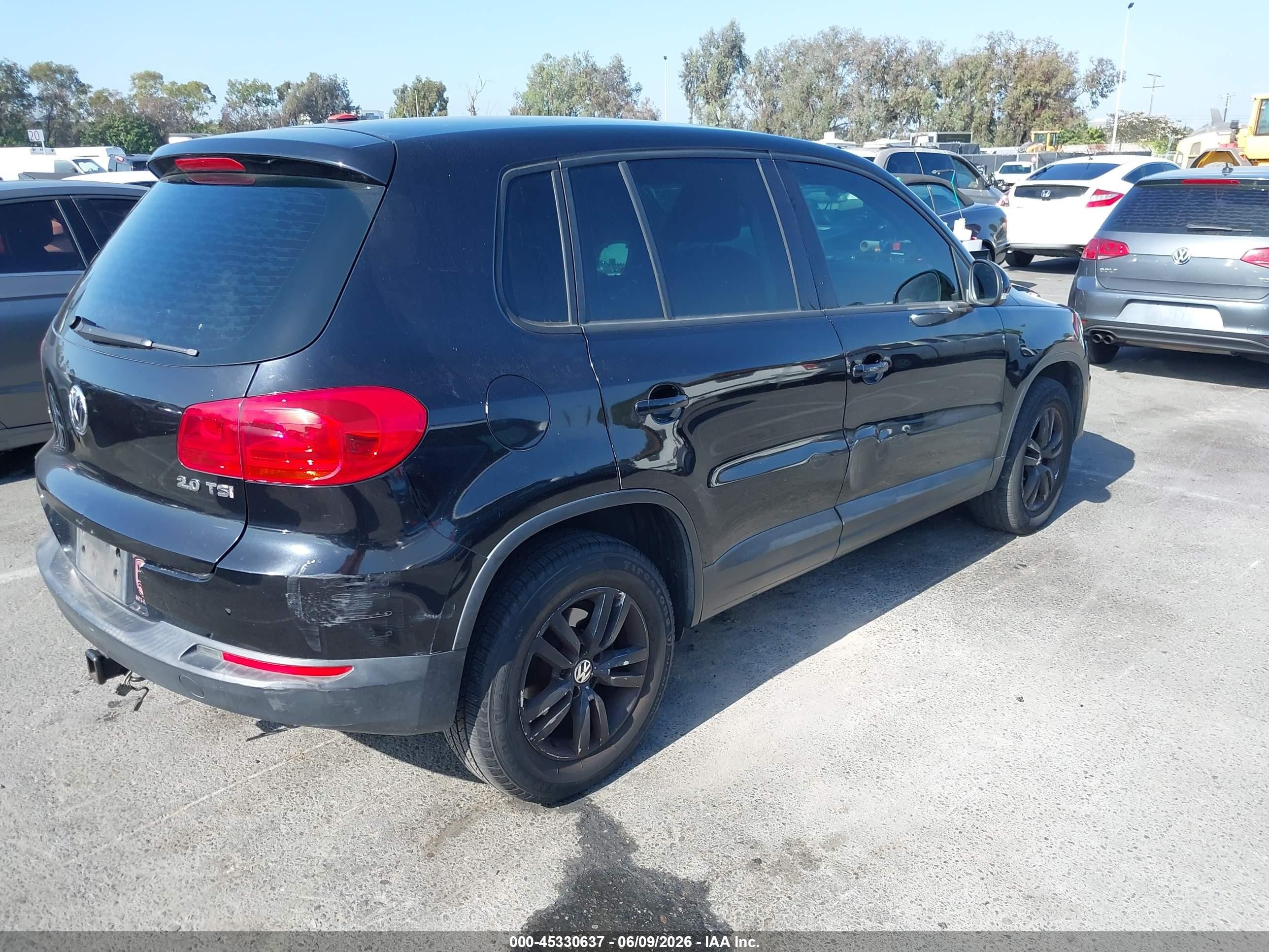 2012 Volkswagen Tiguan Le Black vin: WVGAV7AX2CW577622