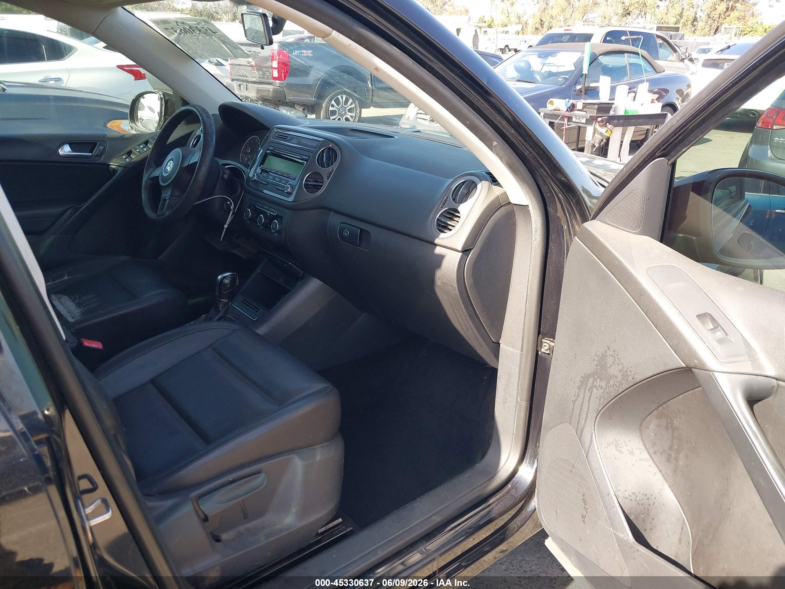 2012 Volkswagen Tiguan Le Black vin: WVGAV7AX2CW577622