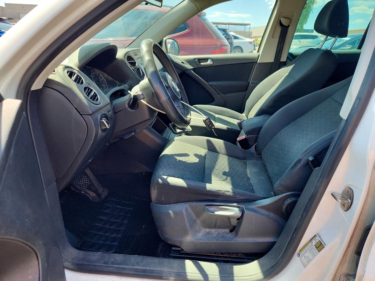 2012 Volkswagen Tiguan S White vin: WVGAV7AX2CW584795