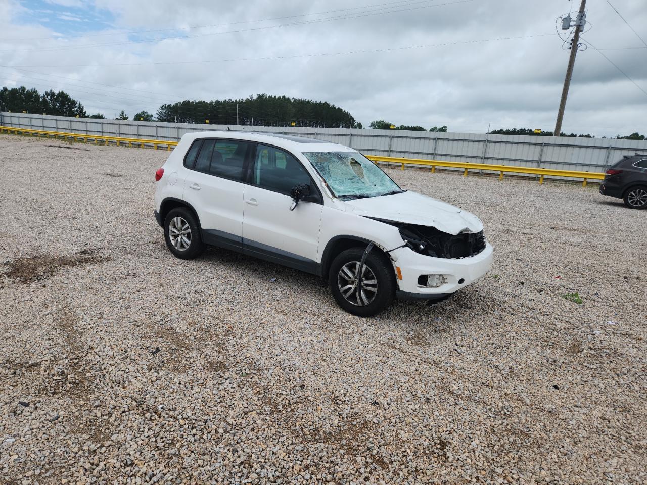 2012 Volkswagen Tiguan S White vin: WVGAV7AX2CW593416