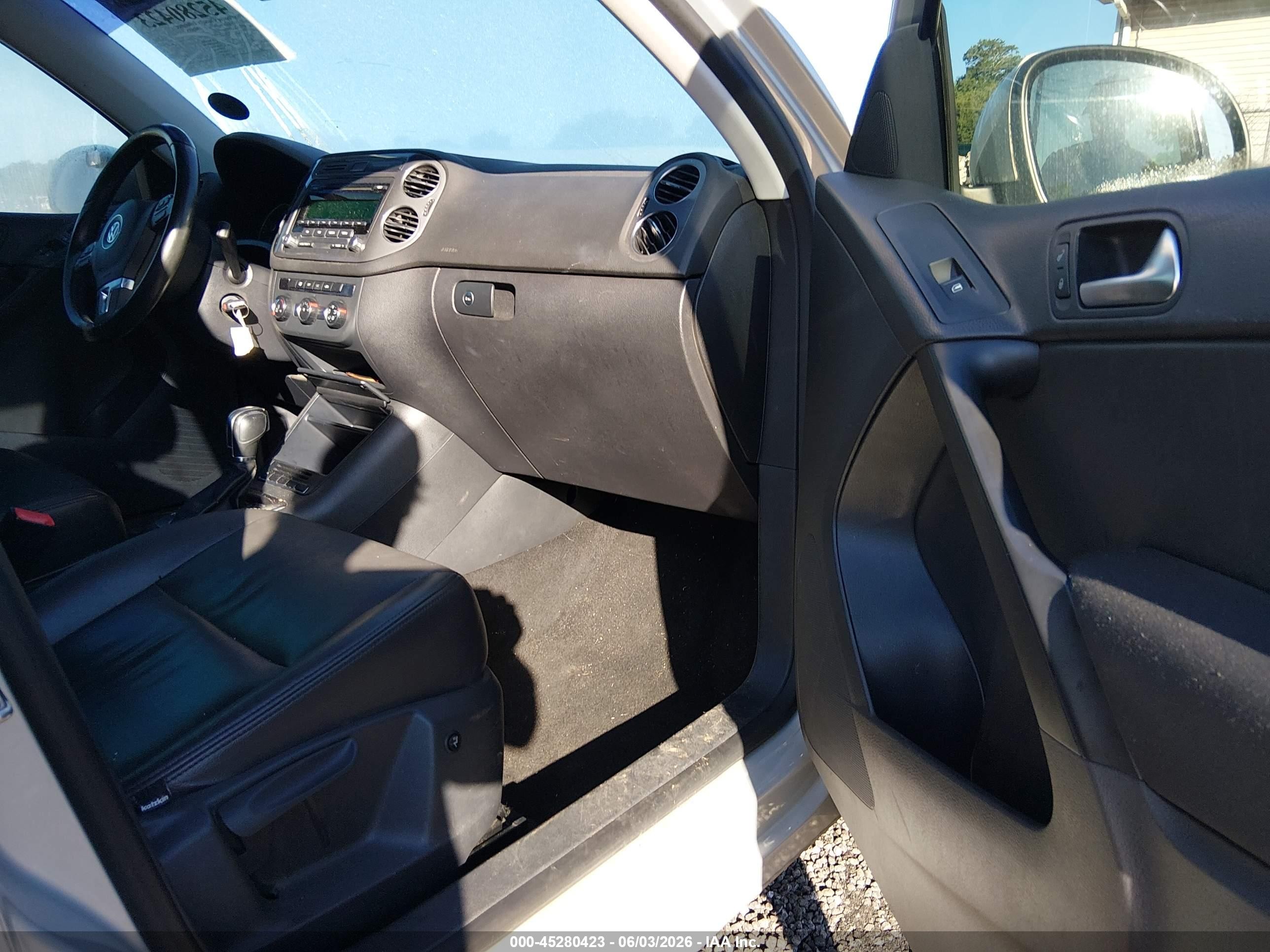 2013 Volkswagen Tiguan S Silver vin: WVGAV7AX2DW520922