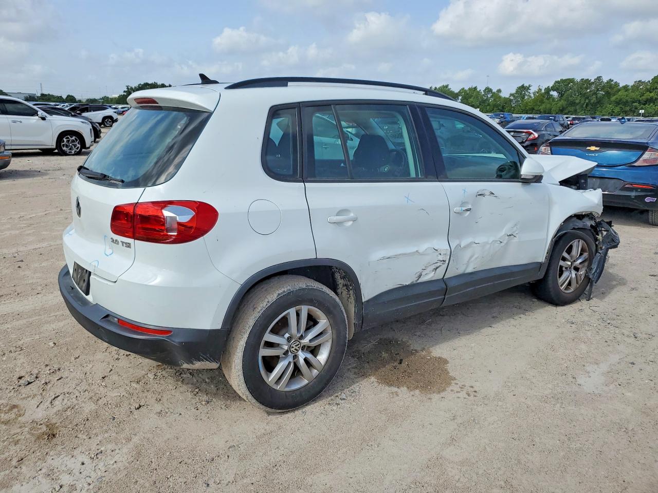 2015 Volkswagen Tiguan S White vin: WVGAV7AX2FW518896