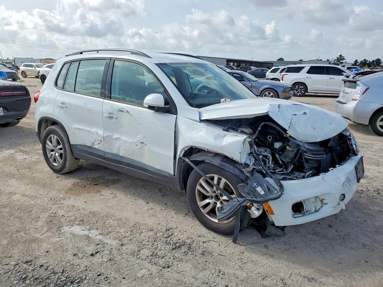 2015 Volkswagen Tiguan S White vin: WVGAV7AX2FW518896