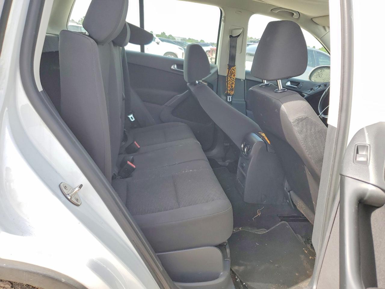 2015 Volkswagen Tiguan S White vin: WVGAV7AX2FW518896