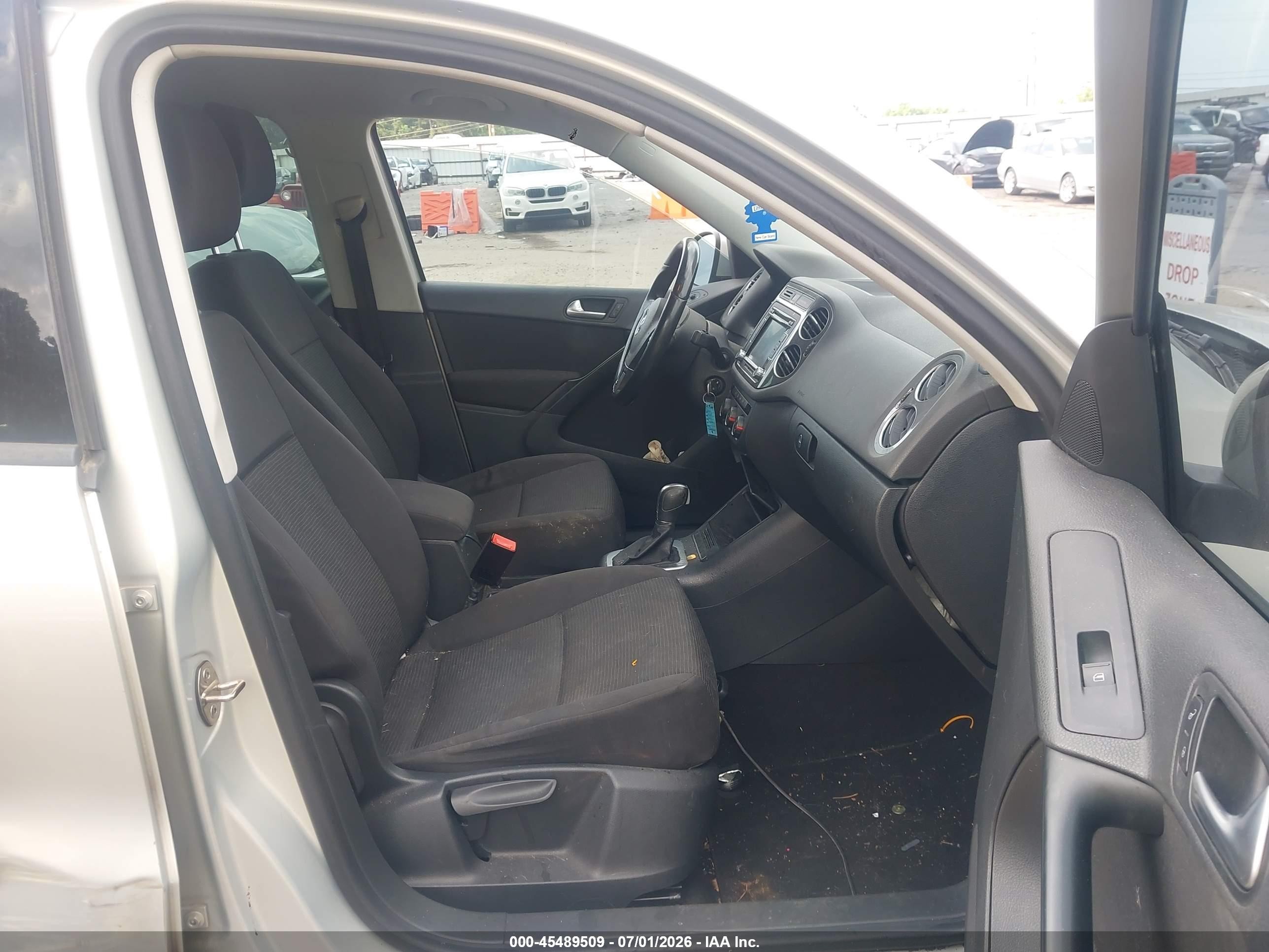 2015 Volkswagen Tiguan S Silver vin: WVGAV7AX2FW559979