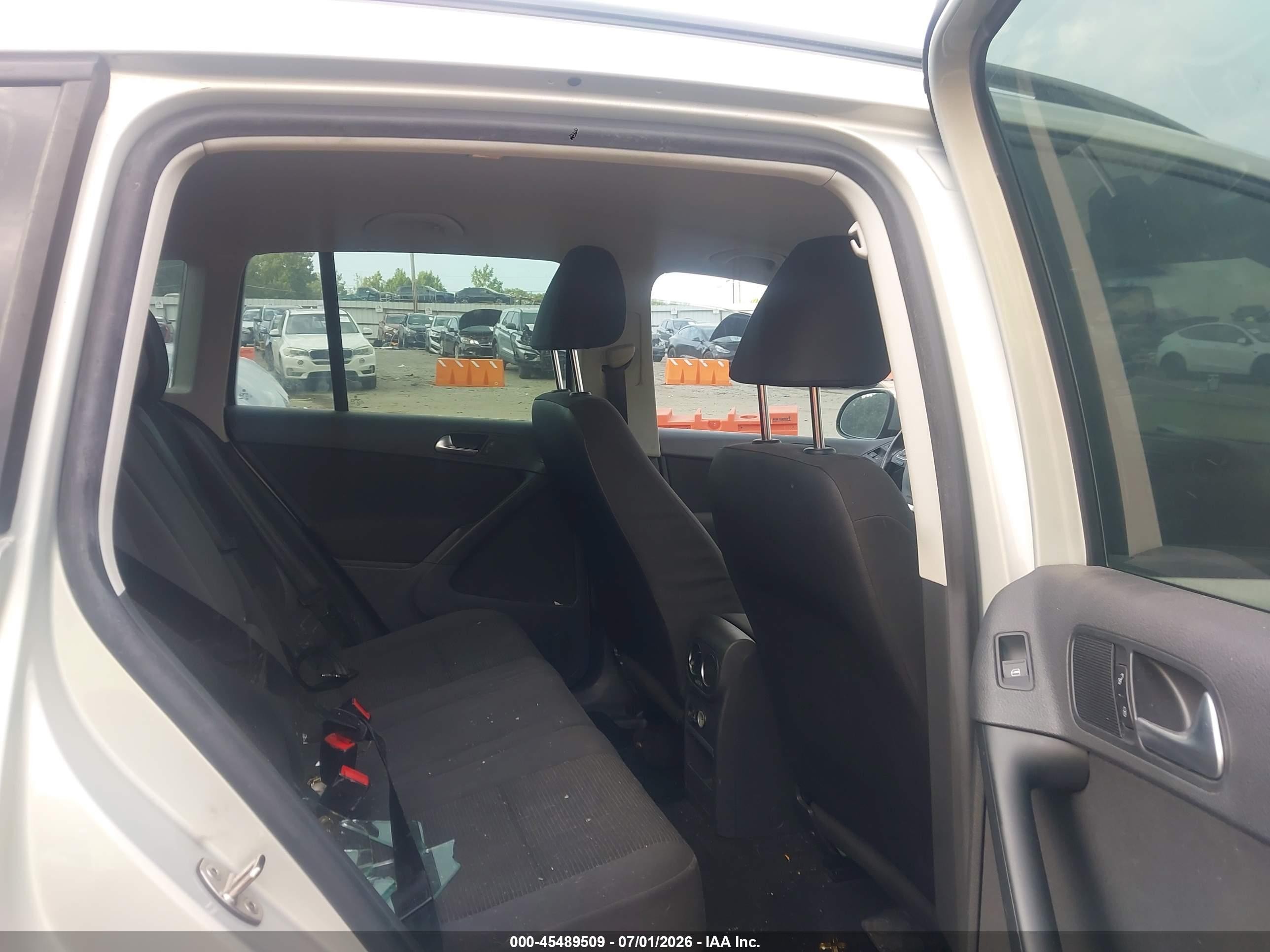 2015 Volkswagen Tiguan S Silver vin: WVGAV7AX2FW559979