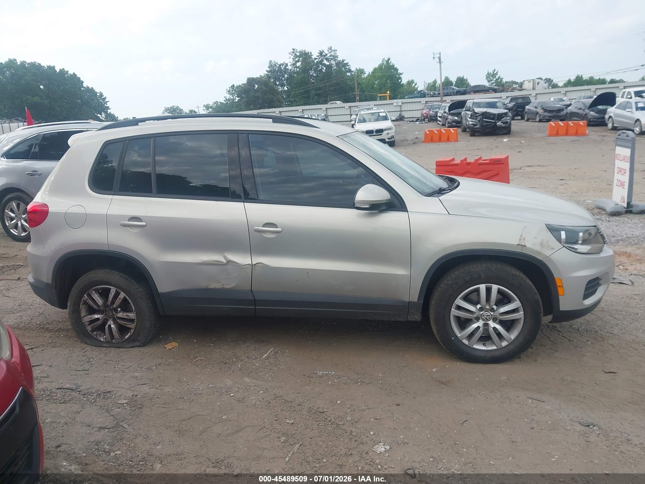2015 Volkswagen Tiguan S Silver vin: WVGAV7AX2FW559979