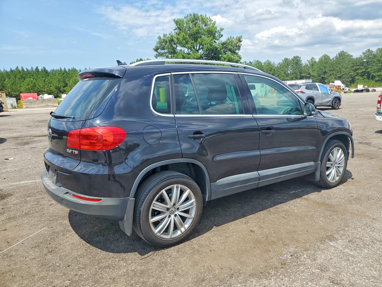 2015 Volkswagen Tiguan S Черный vin: WVGAV7AX2FW561859