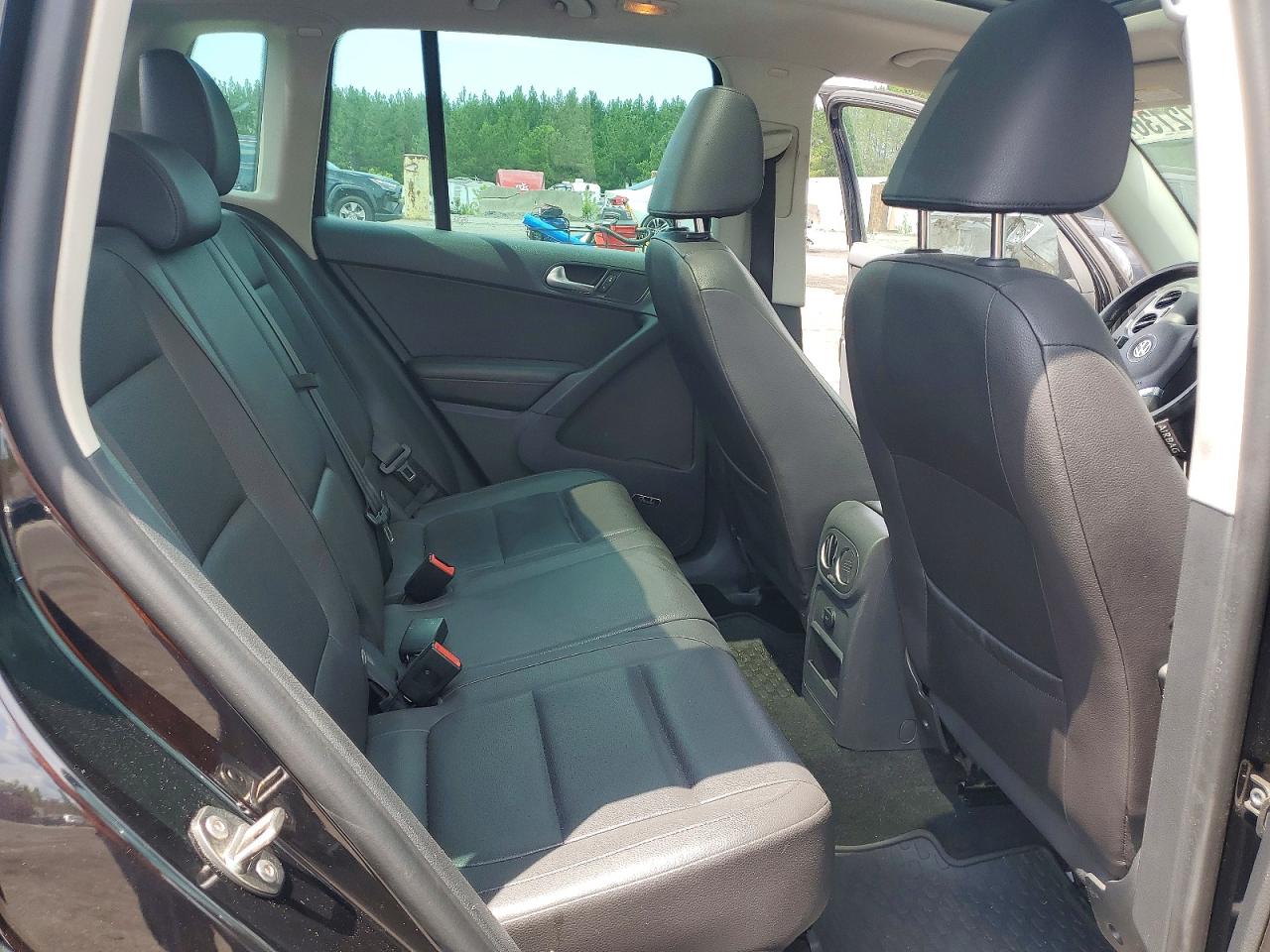 2015 Volkswagen Tiguan S Черный vin: WVGAV7AX2FW561859